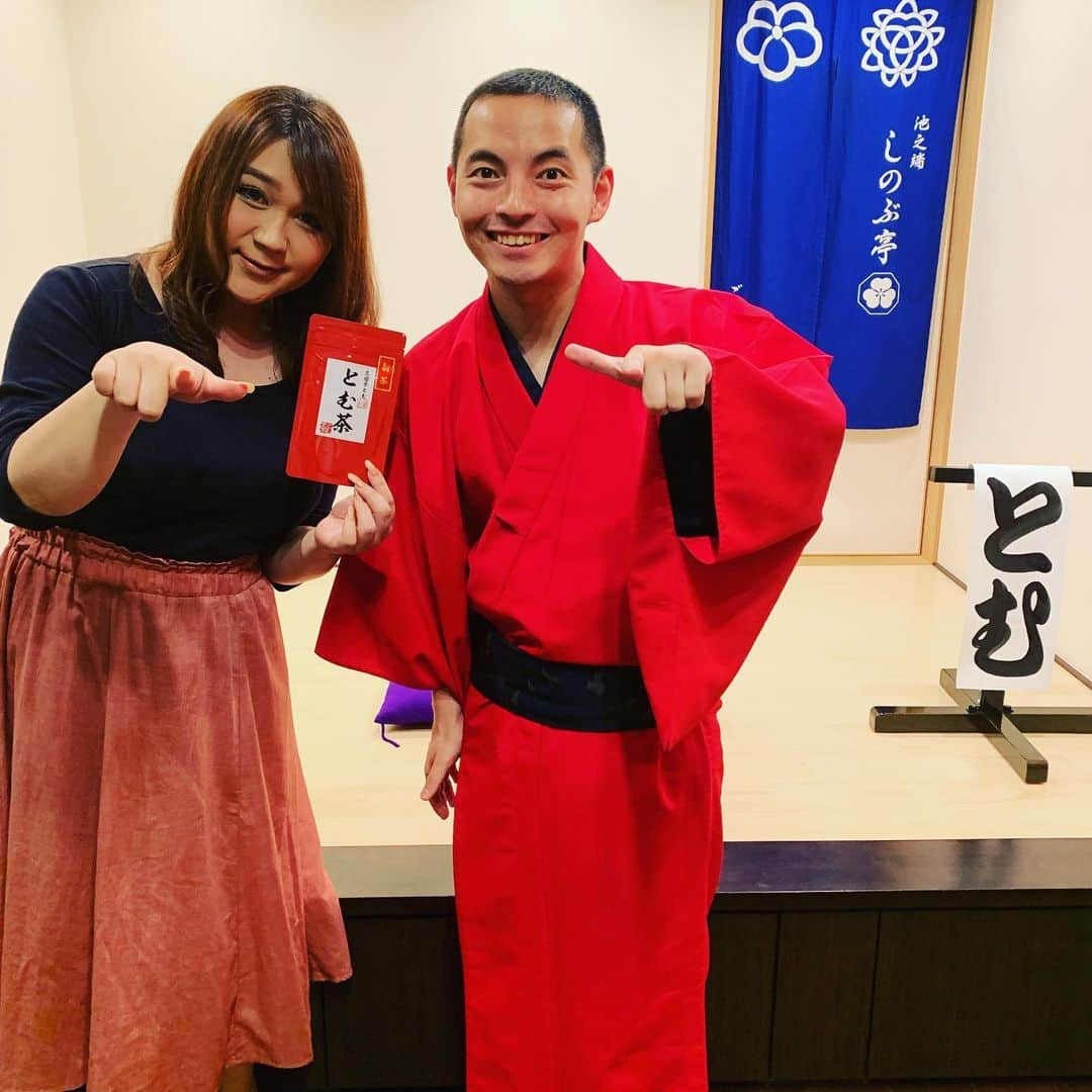 三遊亭とむさんのインスタグラム写真 - (三遊亭とむInstagram)「２日連続のしのぶ亭公演ありがとうございました。 りんごちゃんが見に来てくださいました！ 夜はYahoo!から入れる賞金山分けクイズ番組  ワイキューに3度目の出演です。嬉しい！  しのぶ亭勉強会７月８月はお休みです。 いろは亭15日は僕ではなく好吉兄さんが出演してくださいます。  #落語 #池之端しのぶ亭  #りんごちゃん #ワイキュー #亀戸梅屋敷」6月13日 20時25分 - tomusuetaka