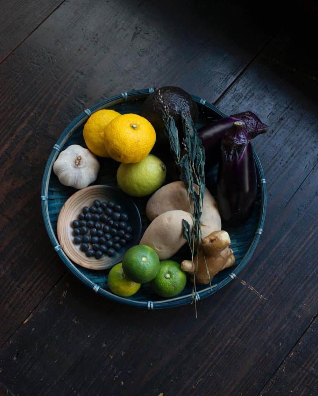 青山有紀さんのインスタグラム写真 - (青山有紀Instagram)「昨年よりレシピ作りで関わらせていただいてる［藍のある暮らし］。藍は身につけるだけでなく美味しく食べられるんですよ。 古来より日本人が親しんでした藍を、薬膳の理念も取り入れながら普段の食卓に馴染みやすく作りやすいおばんざいレシピにしました。レシピは藍の種や葉、パウダーなどの商品についてきます。 そしてこのたび、さらに藍の魅力を伝えるべく、足湯や葛湯など新商品の開発をさせていただきました✨ 6月16日（日）うめだ阪急6Fプロモーションスペース61《藍のある暮らしpop up》にて店頭に立ち、直接藍の魅力をお伝えします💛 14時、15時、16時〜各30分  この日のためだけのスペシャルブレンド藍茶も作りましたのでぜひ試飲してください💛（このブレンド茶は非売品。藍の葛湯は随時試飲できます） 《藍のある暮らしpop up》は6月12日〜18日までやっています。 ぜひお立ち寄りくださいね✨ #青山有紀 #国際中医薬膳師 #薬膳」6月13日 20時25分 - yukiaoya