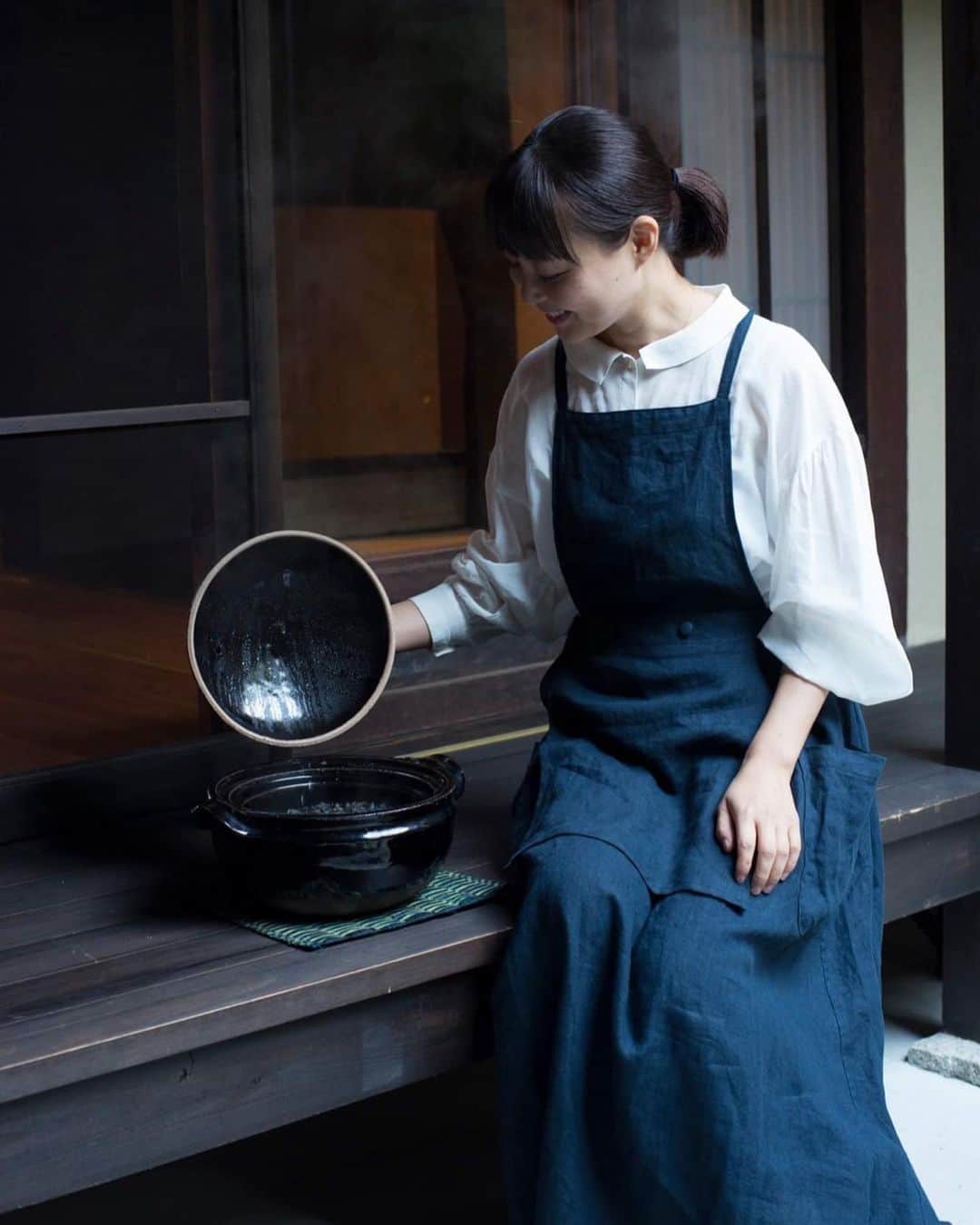 青山有紀さんのインスタグラム写真 - (青山有紀Instagram)「昨年よりレシピ作りで関わらせていただいてる［藍のある暮らし］。藍は身につけるだけでなく美味しく食べられるんですよ。 古来より日本人が親しんでした藍を、薬膳の理念も取り入れながら普段の食卓に馴染みやすく作りやすいおばんざいレシピにしました。レシピは藍の種や葉、パウダーなどの商品についてきます。 そしてこのたび、さらに藍の魅力を伝えるべく、足湯や葛湯など新商品の開発をさせていただきました✨ 6月16日（日）うめだ阪急6Fプロモーションスペース61《藍のある暮らしpop up》にて店頭に立ち、直接藍の魅力をお伝えします💛 14時、15時、16時〜各30分  この日のためだけのスペシャルブレンド藍茶も作りましたのでぜひ試飲してください💛（このブレンド茶は非売品。藍の葛湯は随時試飲できます） 《藍のある暮らしpop up》は6月12日〜18日までやっています。 ぜひお立ち寄りくださいね✨ #青山有紀 #国際中医薬膳師 #薬膳」6月13日 20時25分 - yukiaoya