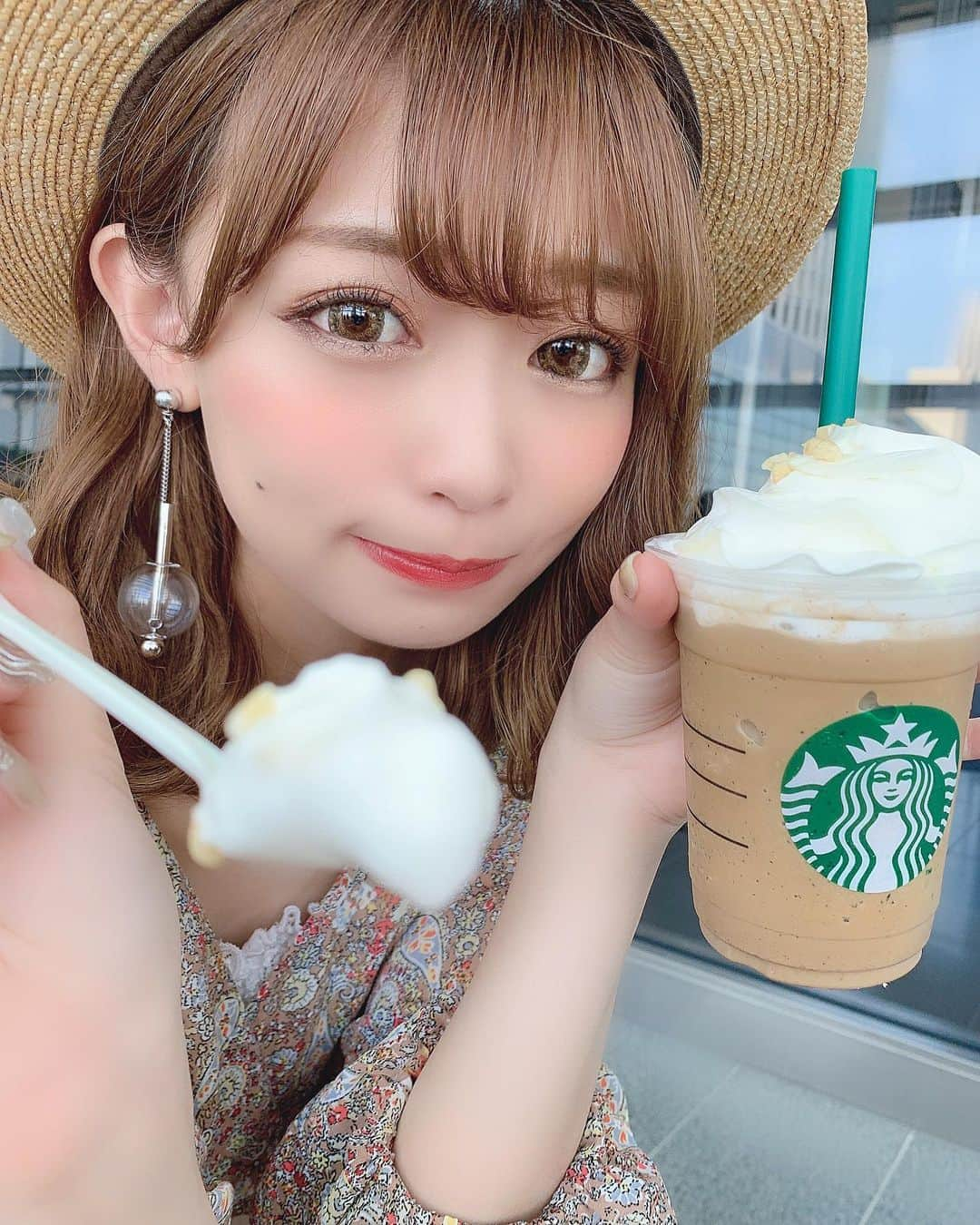 りなてぃさんのインスタグラム写真 - (りなてぃInstagram)「﻿ ﻿ ﻿ ミルクティーフラペチーノ🍼が想像以上においしかった〜！﻿ ﻿ てか前にみんなが教えてくれた曲よすぎて﻿ 今でも毎日のように聴いてる曲とかある（笑）﻿ ﻿ 音楽ないと無理🥺！！！﻿ ぜひまた、おすすめ教えてください〜😌💓﻿ わたしのお気に入りの曲とかも﻿ ちょっとずつ乗せてこ〜( ⸝⸝⸝⁼̴́◡︎⁼̴̀⸝⸝⸝)﻿ ﻿ ﻿ ﻿ tops〻﻿ @cherishme_official  skirt〻﻿ @snidel_official  bag〻﻿ @maisondereefur  shoes〻﻿ @orientaltraffic_official  hat〻﻿ @ca4la_official ﻿ ﻿  @cherishme_official  から発売されてる ペイズリー柄のトップスが﻿お気に入りすぎて...🥺💓﻿ 合わせるボトムスとインナーで雰囲気変えてるよ💓﻿ ﻿ Live Shop!ではデニム合わせたんだけど﻿ この日はロングスカートで女の子らしく☺️﻿ ﻿ 明日の12:00〜WEBで発売です💓﻿ ﻿ ﻿ ﻿ #cherishme #チェリッシュミー #ペイズリー柄﻿ #トップス #snidel #スタバ #ドリンク #music」6月13日 20時21分 - rinatea_25