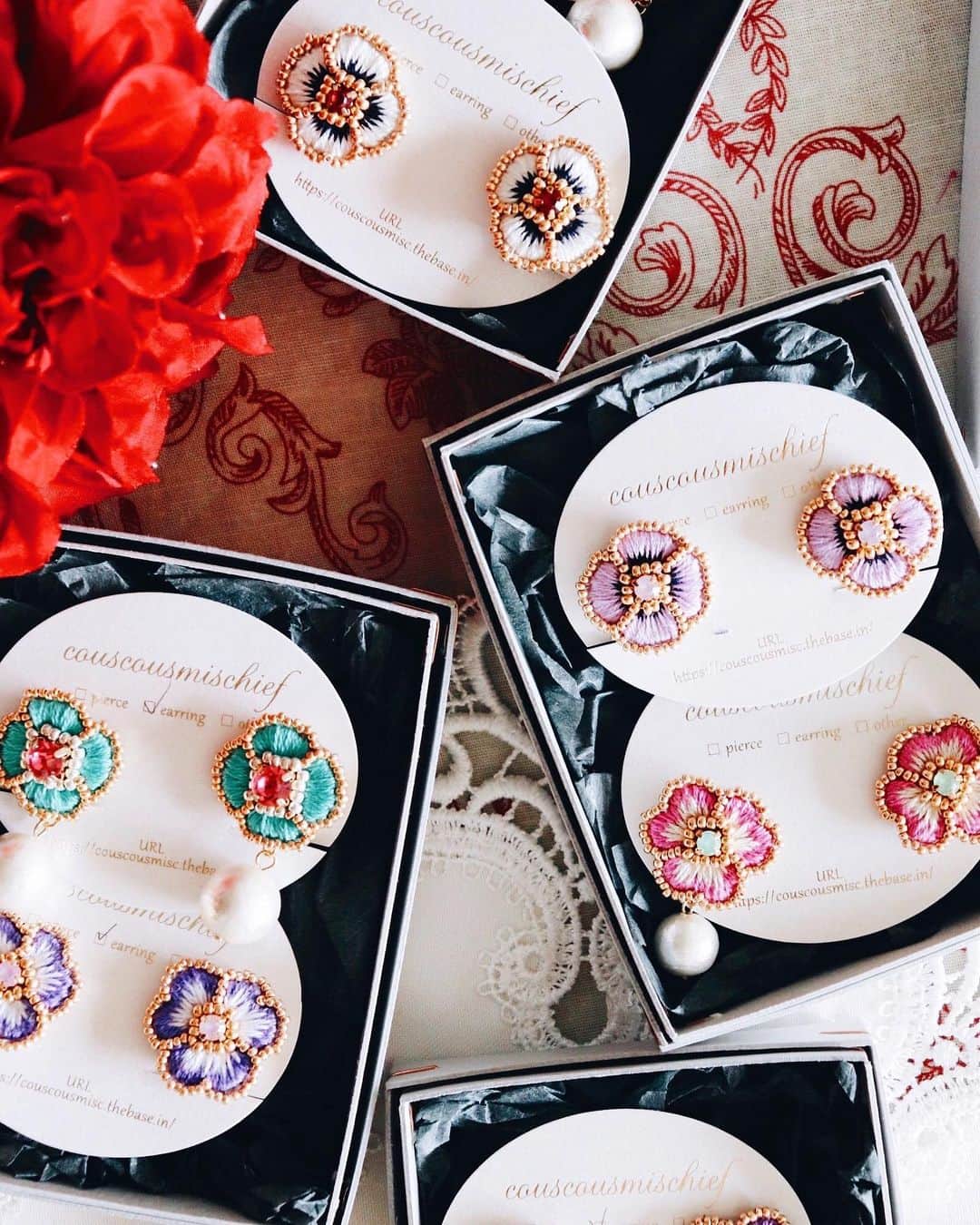 handmade shopのインスタグラム：「さっそく次回の販売会に向けて制作中です🌼﻿ ﻿ 7月はonline shop販売会の開催と﻿ 7/20.21はビッグサイトで﻿ creema主催のhmjに出店します🌿﻿ ﻿ もりもり制作していこうと思います😊💓﻿ ﻿ ﻿ #クスクスミスチーフ#花」
