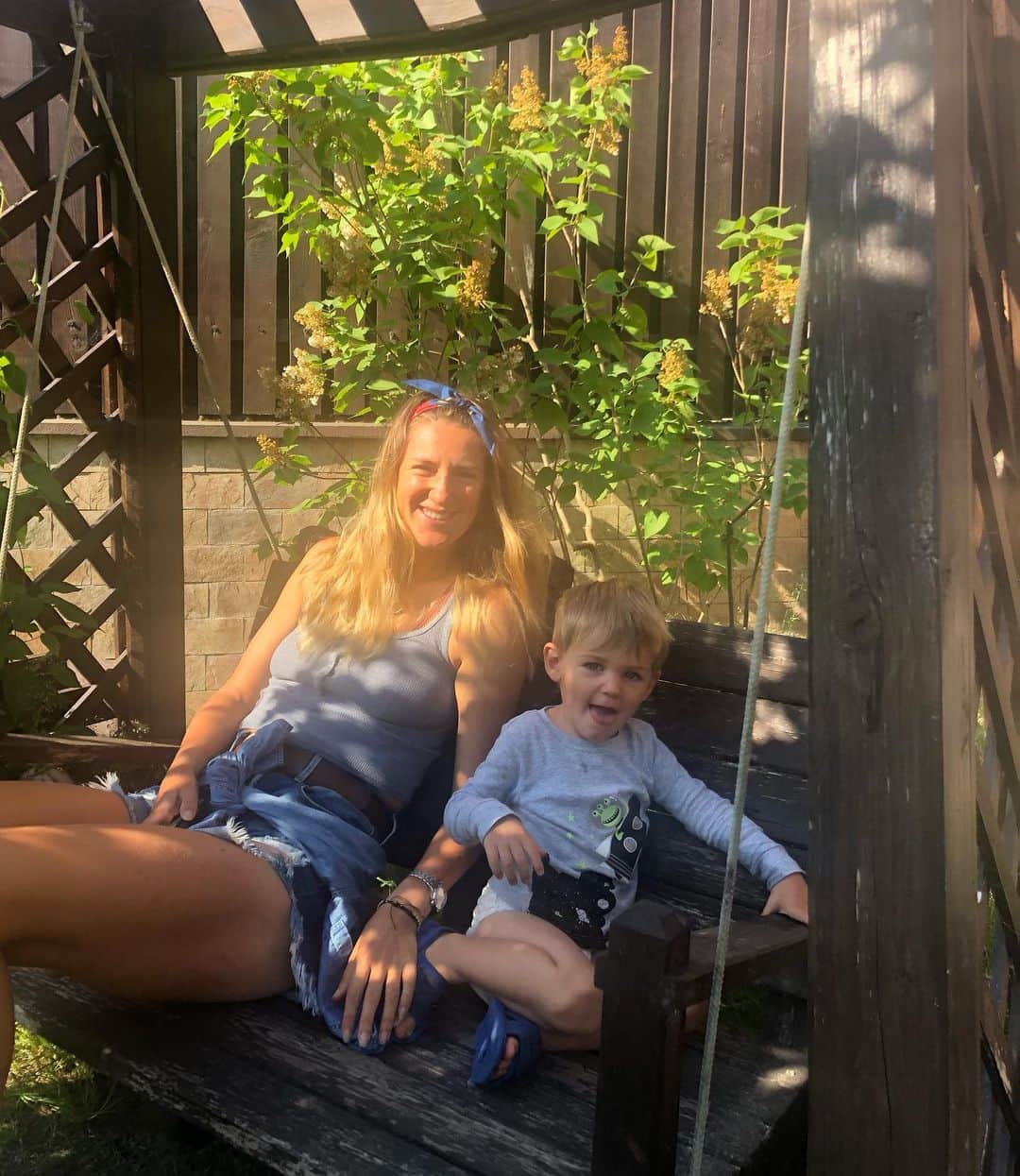 ビクトリア・アザレンカのインスタグラム：「Shine your light 💫  and let the whole world see  Te queiro mi bebe ❤️」