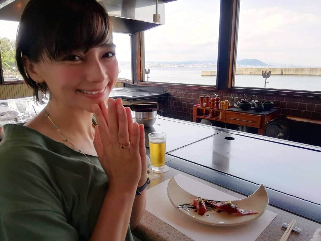 芳美リンさんのインスタグラム写真 - (芳美リンInstagram)「淡路旅  最後のオススメスポットは、、 #ステーキハウスgenpei　さん  海を眺めながら、ステーキを目の前で焼いてもらえます。  思わず前のめりに。笑  ステーキはもちろん、肉寿司やその他も最高♥  お食事いただきつつ、ワインの勉強も。（普通に楽しんでるだけという疑惑。笑）  宿泊していた、#グランシャリオ　から出ている無料送迎バスで、#岩屋港　へ。 港からほぼ目の前の好立地✨🚢 お味も景色も、何もかもパーフェクトでした✨  @gnnpei_boss #ステーキハウスgenpei Casting by @woomy.restaurant #鉄板焼#淡路牛#淡路ビーフ#旅グルメ#食テロ #淡路島 #awajishima #日本ビューティワイン協会　 #ドイツワイン特別大使コンテスト #ドイツワインアンバサダーファイナリスト #winesofgermanyjp#hanakogram#旅ごはんメモ」6月13日 20時29分 - lynn.lynn5