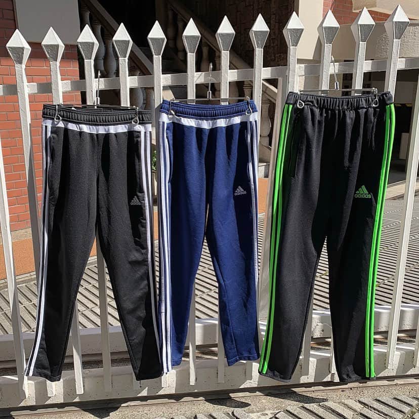 原宿シカゴさんのインスタグラム写真 - (原宿シカゴInstagram)「#原宿シカゴ原宿店 . . #adidas のジャージパンツ ¥3,900+tax〜 . . 夏はTシャツと合わせてラフに👍🏻 季節関係なしに使える万能アイテムなので1枚持っていれば間違いなし✨ . . 《原宿店アクセス》 東京都渋谷区神宮前6-31-15 マンション31 A2F Tel☎︎03-6427-5505 . . #表参道#原宿シカゴ#古着#古着女子#古着男子#原宿#下北沢#吉祥寺#京都#ビンテージ#ストリート#ファッション#ジャージ  #harajukuchicago#usedclothing#vintage#streetstyle#sport#fashion#instafashion#instagood#instalike」6月13日 20時31分 - harajukuchicago_official