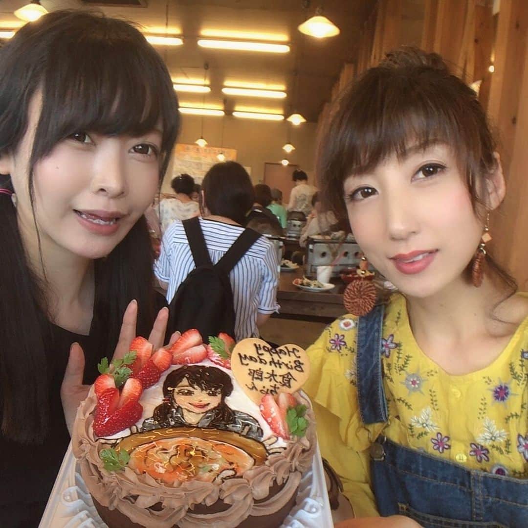 三年食太郎（松島萌子）さんのインスタグラム写真 - (三年食太郎（松島萌子）Instagram)「キャサリン(@kyasarin_0733 )に 誕生日のお祝いしてもらいました🎂💖 ． ケーキすごすぎてビビった ． ありがとう🥰 ． ． ． #ちょっと遅めの#誕生日#キャサリン #久しぶりに会った#ありがとう#ケーキすごい」6月13日 20時41分 - 3.syokutaro