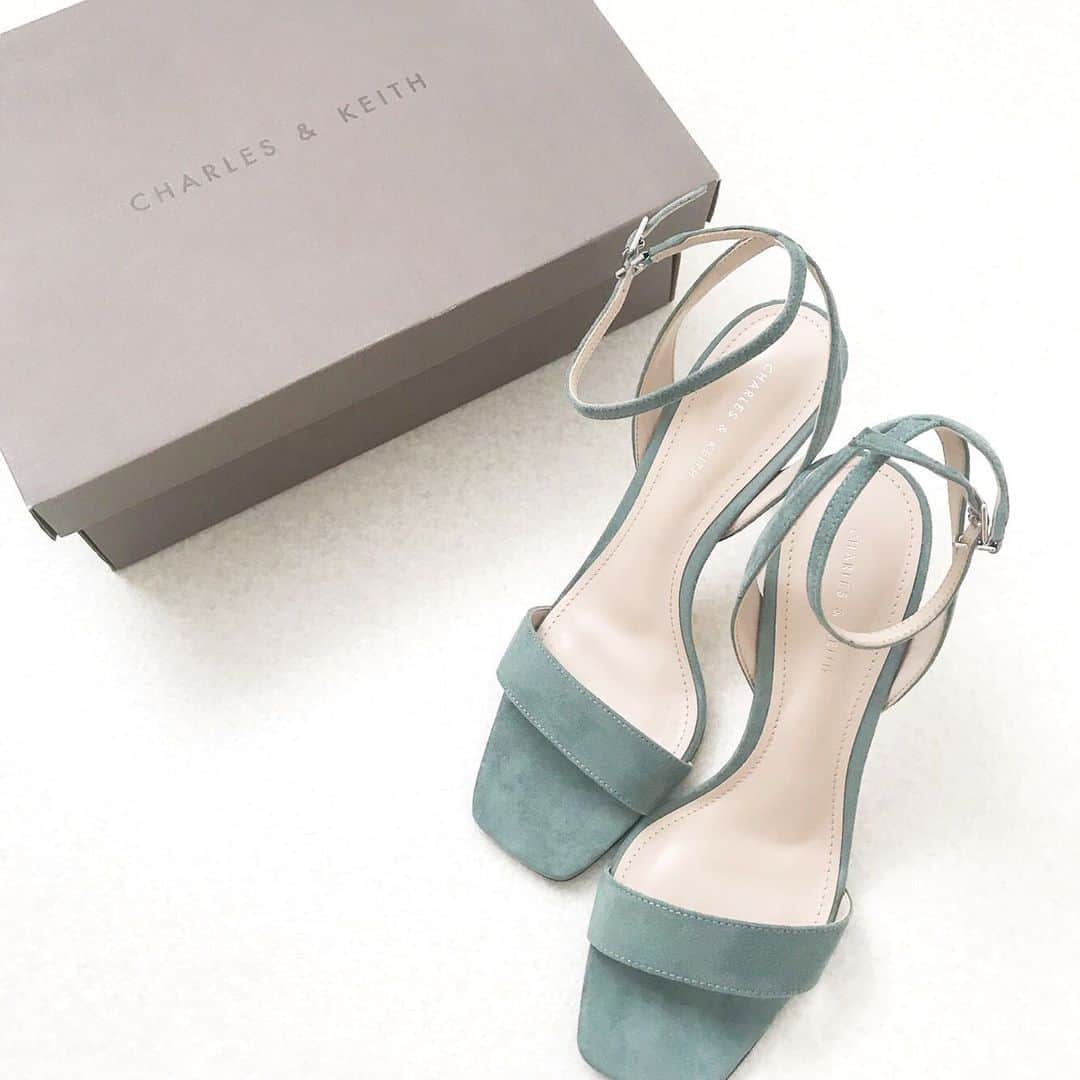 minminmaaaさんのインスタグラム写真 - (minminmaaaInstagram)「・ ・ ひとつ前のコーデで履いていたサンダル👡💓 ・ @charleskeith_jp ・ 色も形もかわいくてお気に入り💚 ・ ・ このミントグリーンを使ったフラットのデザインなどもあってかわいかったです🥰 ・ ・ ・ ・ #charlesandkeith  #置き画 #置き画くら部 #サンダル#アクセサリー #ママコーデ#sandals #sandal #ビーチサンダル#夏支度」6月13日 20時38分 - minminmaaa