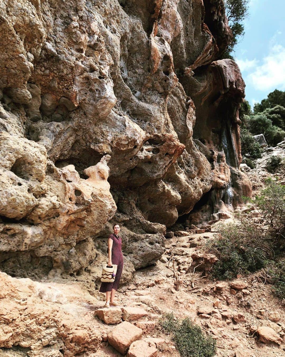 マリア・シャラポワのインスタグラム：「Weekends memories. 💭My hiking gear = A summer dress and a pair of Cortez. Surprised @gilkesa got this 📸 of me...he’s usually 20 steps ahead and I’m running like a 🐇 to keep up 🤷🏼‍♀️」