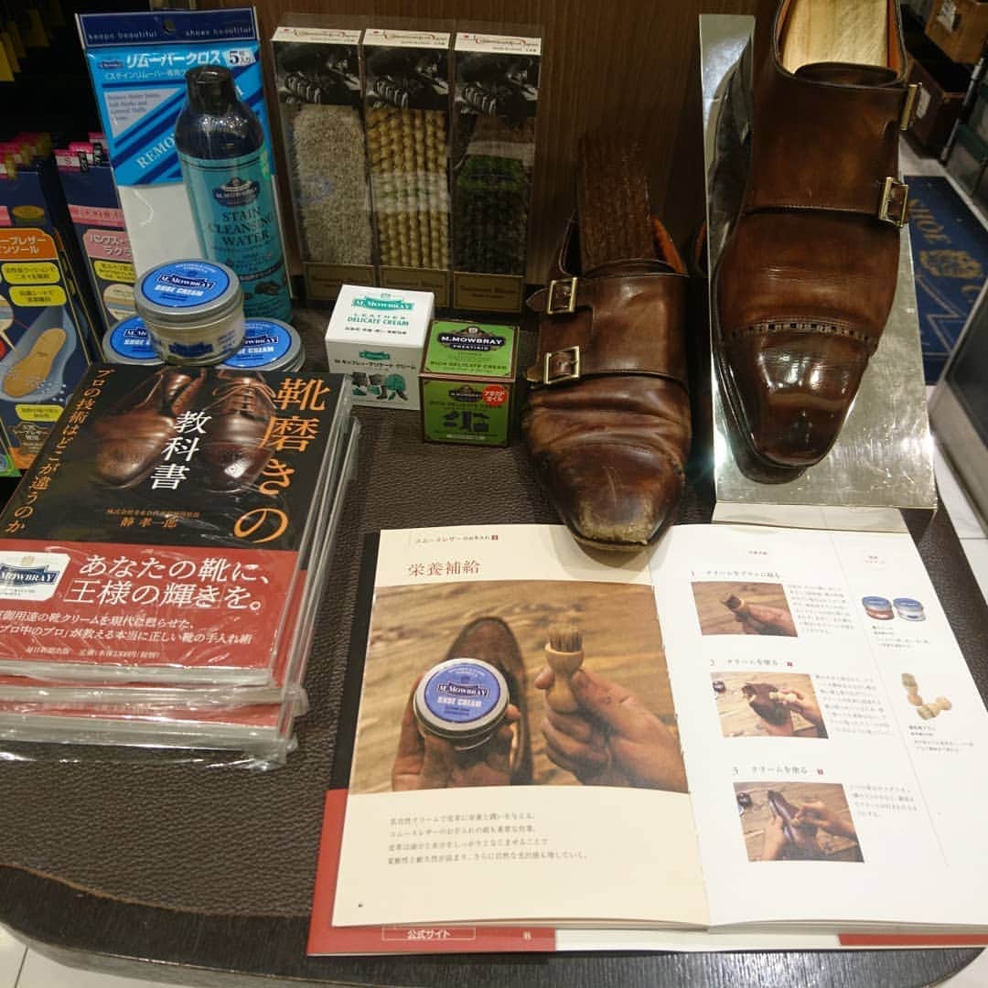 m.mowbrayさんのインスタグラム写真 - (m.mowbrayInstagram)「ルクアイーレ８階 シューケア工房にて『靴磨きの教科書』絶賛発売中!! 全てを磨くテクニックが解りやすく目から鱗の書籍です。 #mowbray#mmowbray#mowbray同盟#mowbraymania#shoecare#シューケア#靴磨き#osaka#lucua#lucua1100#大阪#ルクア#大阪梅田靴磨き#あしもと倶楽部#足元倶楽部#断然革靴派#書籍 #本」6月13日 20時47分 - m.mowbray