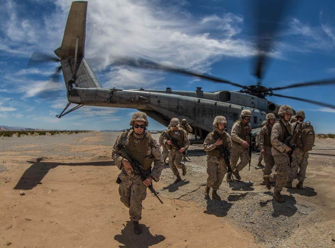 アメリカ海兵隊さんのインスタグラム写真 - (アメリカ海兵隊Instagram)「Desert Landing  Marines with Marine Aircraft Group 49, 4th Marine Aircraft Wing, disembark from a CH-53 Super Stallion at Alternate Landing Zone Sandhill during Integrated Training Exercise 4-19 at Marine Corps Air Ground Combat Center, Twentynine Palms, California. (U.S. Marine Corps photo by Lance Cpl. Preston L. Morris)  #USMC #Marines #MarineCorps #Military #Training #Aviation」6月13日 21時00分 - marines