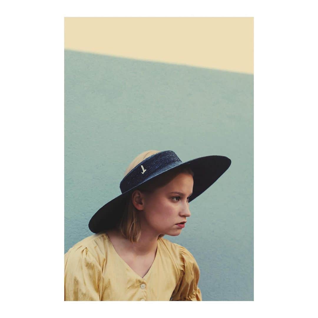 のインスタグラム：「Mühlbauer | #ss19 ▪️ @anfispol and SEPP RIXA.  It’s an #elegant extra wide cartwheel #brim made of a particularly fine #ricestraw braid. This piece is a statement for party and #poolside but also for every day #summerwear in town. 📷 @ninakvk 👗 @studio.terrible」