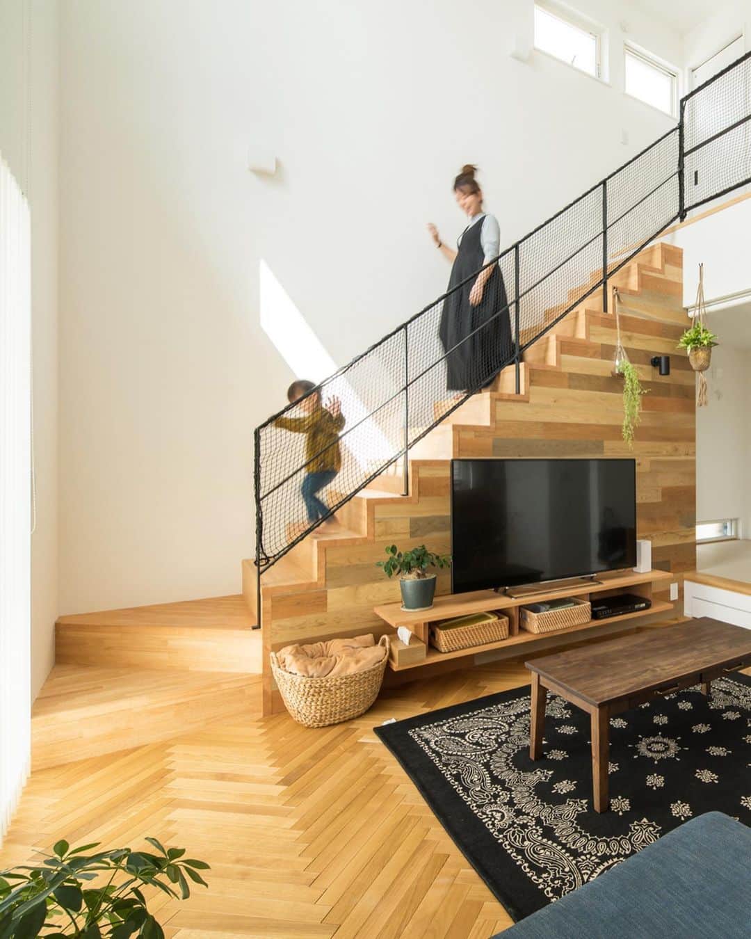 ルポハウス一級建築士事務所さんのインスタグラム写真 - (ルポハウス一級建築士事務所Instagram)「・ ・ ・ 白に木の風合いが溶け込む、明るさに包まれるリビング。 ・ ユニークな木の色合い・アイアン手すりの個性的な階段が、ナチュラルなインテリアの主役です。 ・ ・ ・ 𓐌𓐌𓐌𓐌𓐌𓐌𓐌𓐌𓐌𓐌𓐌𓐌𓐌𓐌𓐌𓐌𓐌𓐌  ルポハウスの施工事例はこちらまで☞ @reposhouse  𓐌𓐌𓐌𓐌𓐌𓐌𓐌𓐌𓐌𓐌𓐌𓐌𓐌𓐌𓐌𓐌𓐌𓐌 #ルポハウス は#ちょっとかっこいい家 を"友人のために" という思いでつくっています。 一生に一度の#マイホーム。 「あなたにしかできない」×「ルポハウスだからできる」で、 私たちだけの#家づくり を思いっきり楽しんでみませんか？！ ・ ・ ・ #住宅 #注文住宅 #新築一戸建て #シンプルな暮らし #デザイナーズ住宅  #一級建築士事務所 #設計事務所 #design #simple #滋賀県大津市 #滋賀県草津市 #滋賀県栗東市 #吹き抜けリビング #吹抜けリビング #リビング階段 #ヘリンボーン #ヘリンボーン床 #ヨーロピアンオーク #無垢フローリング #インテリアグリーンのある暮らし」6月13日 21時00分 - reposhouse