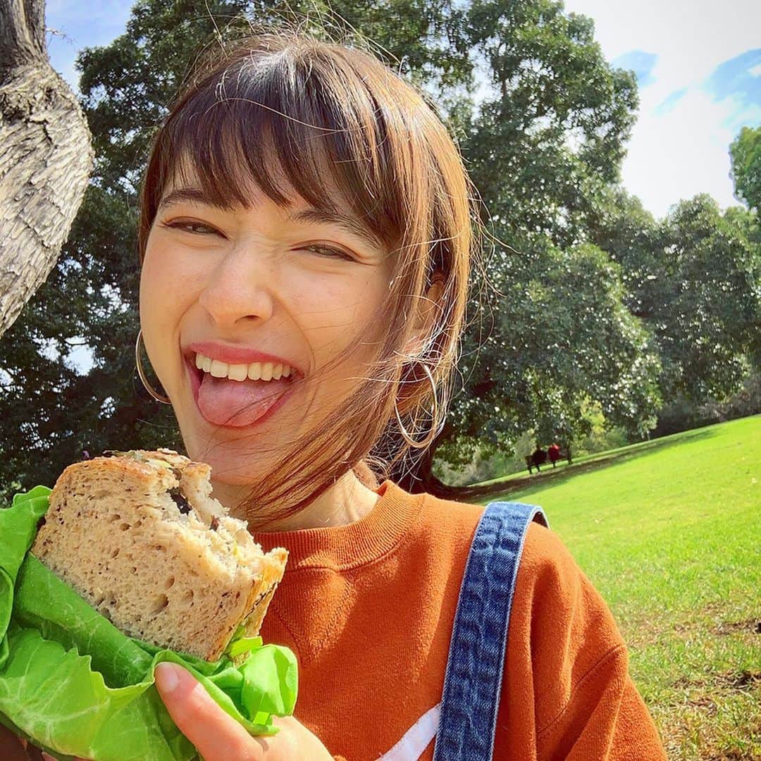 LINA（吉村リナ）さんのインスタグラム写真 - (LINA（吉村リナ）Instagram)「再利用可能なラップでのサンドイッチの包み方🥪😋👍 小さな意識は、みんなで協力すればきっと大きな影響に繋がる🌏 ・ PS. このラップは日本にいるときに @shopetee から購入したんですが、オーストラリアに来たら普通にお店などで販売されていて、びっくり😳日本にも既にあるべき😭⚡️だから作り方をマスターして、オリジナルのデザインをプロデュースしたいな〜〜〜なんて考えたりもしてます😳🤔💗 ・  How I wrap my sandwich with reusable wrap 🥪😋👍Because little things matters 🌏 #savetheplanet PS. The wrap I‘m using is from @shopetee . But I’m thinking to make my original ones, so people in Japan may can buy easier !?😳💗」6月13日 20時53分 - lina3336