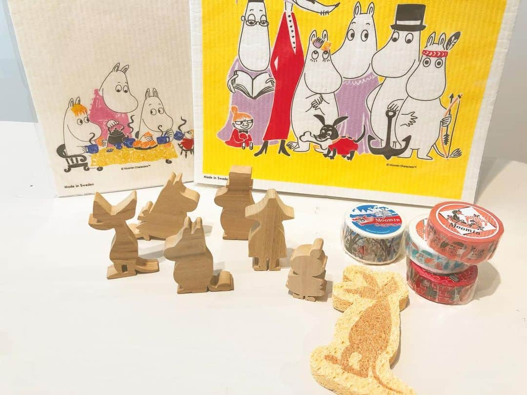 ecomfort（エコンフォート）さんのインスタグラム写真 - (ecomfort（エコンフォート）Instagram)「#本日のサスティナブル商品  #moomin #ムーミン #スポンジワイプ #ポップアップスポンジ #くすのきアロマブロック  ムーミン好きの皆様！ こんなにも可愛いムーミングッツがたくさんあるんです！ スポンジワイプはキッチンにあるだけで華やかになります！（写真奥） マスキングテープは大きいものから小さいものまでたくさん！（右側4点） スニフのポップアップスポンジは洗面所にあるだけで汚れも簡単にお掃除出来ます！（手前） おすすめはアロマブロック！ 虫除け効果があり、森の香りが癒し効果もあります！ 大切なお洋服をムーミンたちが守ってくれます！ 私自身、ムーミンが大好きで家の中にはグッツがたくさん。まだまだ増やしていきたいです！ お家の中にムーミンの仲間達を増やしてみませんか？ #ecomfortHouse🏠  宮下織絵 . . #KLIPPAN  #クリッパン  #ecomfort #ecomforthouse  #北欧 #北欧雑貨 #北欧デザイン #雑貨 #エコンフォート #エコンフォートハウス #表参道 #渋谷 #明治神宮前 #青山 #ファンブリック #テキスタイル #ナチュラル #自然な暮らしを作る #今日の買い物が未来をかえる  #サスティナブル  #デザイン #オーガニックコットン #シュニールコットンブランケット」6月13日 20時53分 - ecomfort_eoct