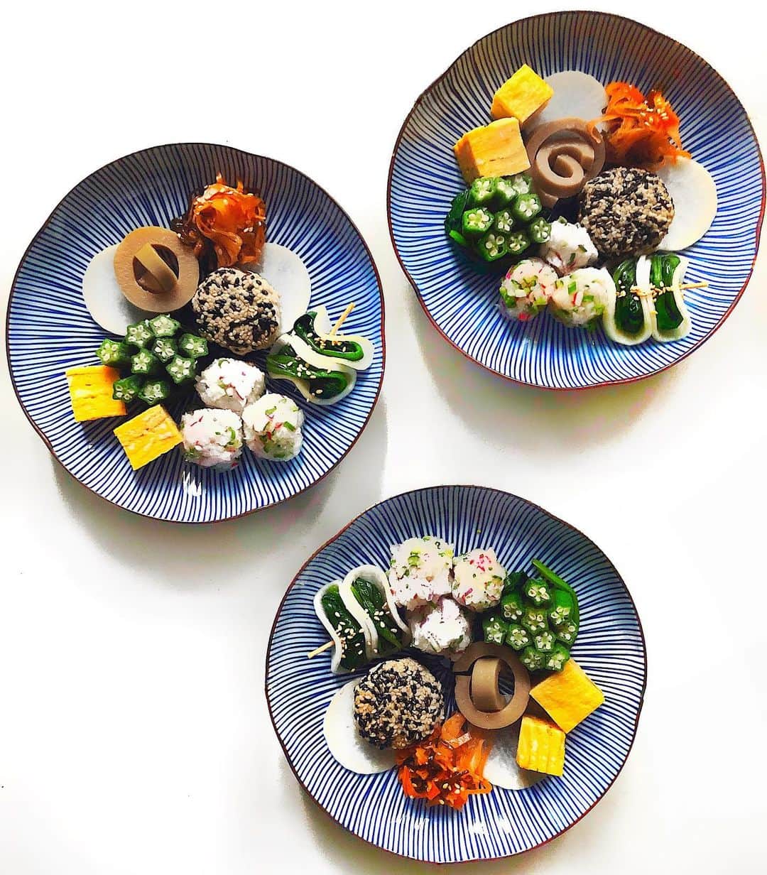 Chinamiさんのインスタグラム写真 - (ChinamiInstagram)「Japanese dishes🥢🥢🥢 #japanesefood #foodphoto  常備菜などちょこちょこ盛ったもの。 このあと みぞれ鍋へ😋 . 胡麻焼き鶏団子に、すりおろしにんにく、柚子胡椒、コリアンダーパウダーを混ぜてみたら、いきなりオリエンタルに。おいしすぎたよ〜😂 .」6月13日 20時55分 - chinamiphoto
