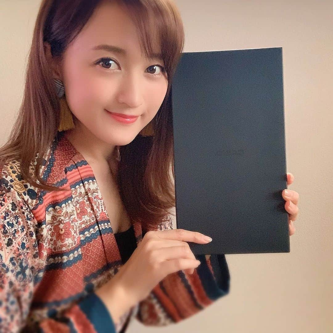 小松彩夏さんのインスタグラム写真 - (小松彩夏Instagram)「﻿ 毎年、悩んでしまう父の日のプレゼント。﻿ ﻿ 時計やネクタイもいいですが、仕事を頑張るお父さんには﻿ ﻿ こんな素敵な電卓もおススメ！！﻿ ﻿ デザインにこだわっていて箱までお洒落な﻿ ﻿ カシオの高級電卓S100だよ♪﻿ ﻿ これでお仕事も頑張ってもらえたら嬉しいですよね♪﻿ ﻿ 父の日までもう少し。﻿ ﻿ 父の日には日頃の感謝の気持ちを伝えてくださいねー☆﻿ ﻿ #父の日プレゼント#casios100#PR#カシオ#電卓#プレミアム電卓」6月13日 20時56分 - official_ayaka_502