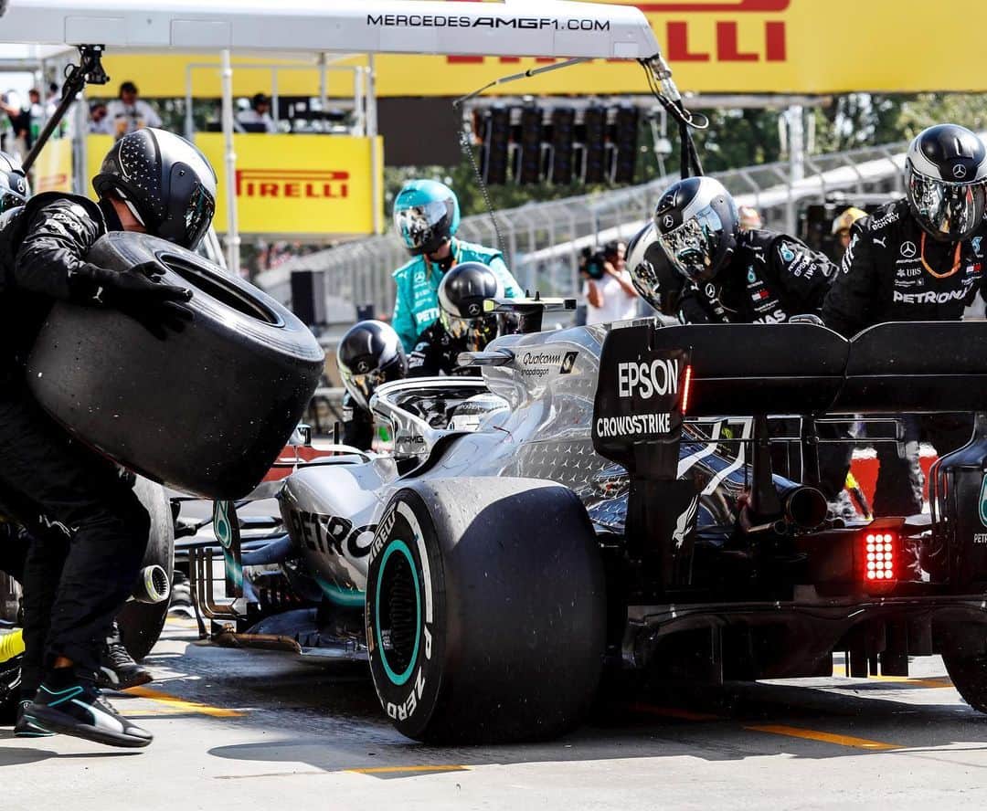 MERCEDES AMG PETRONASさんのインスタグラム写真 - (MERCEDES AMG PETRONASInstagram)「One team 🤜🤛 One dream #DrivenByEachOther • #MercedesAMGF1 #Mercedes #AMG #F1 #PETRONASmotorsports #VB77 #CanadianGP @petronasmotorsports」6月13日 20時58分 - mercedesamgf1