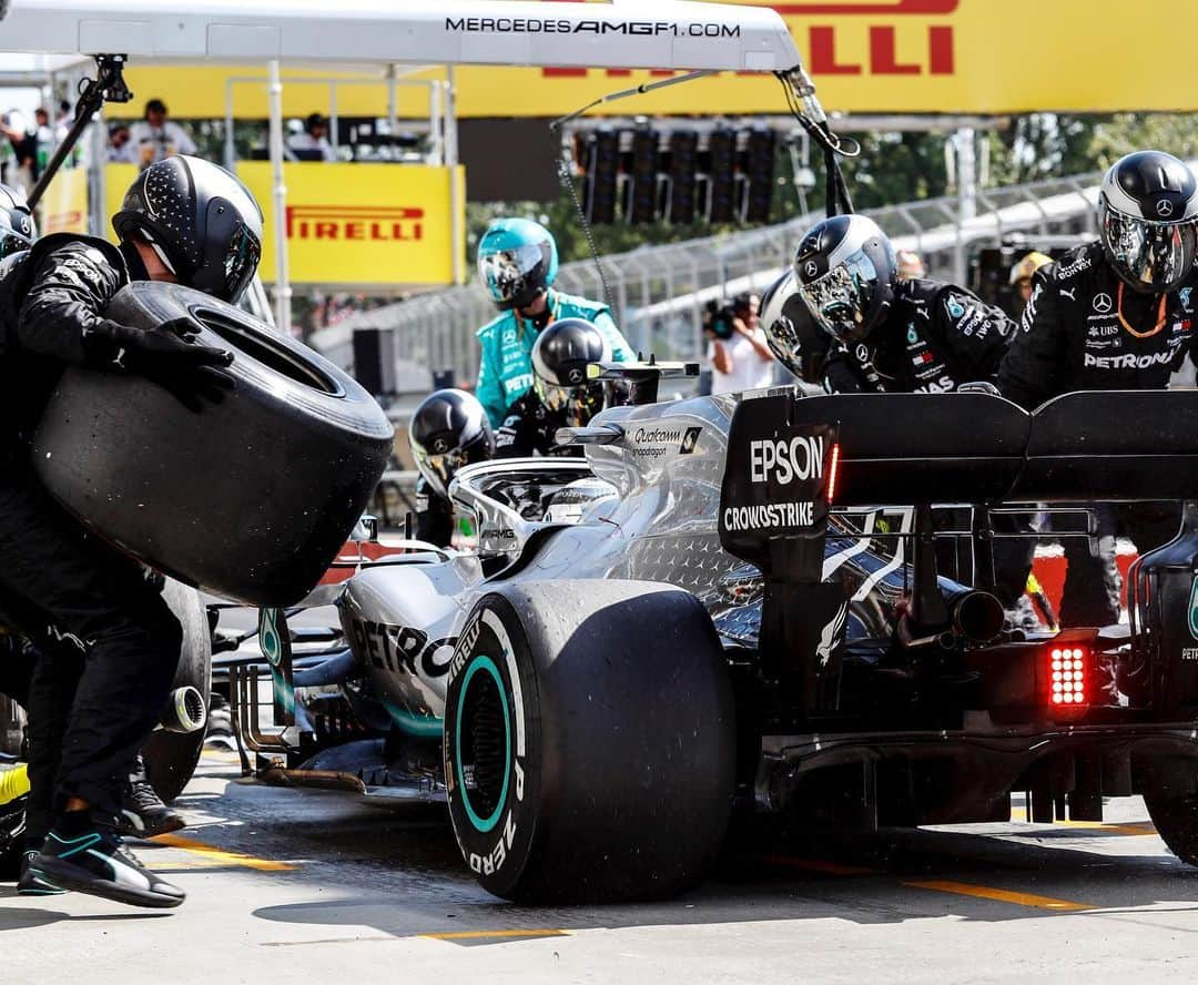 MERCEDES AMG PETRONASさんのインスタグラム写真 - (MERCEDES AMG PETRONASInstagram)「One team 🤜🤛 One dream #DrivenByEachOther • #MercedesAMGF1 #Mercedes #AMG #F1 #PETRONASmotorsports #VB77 #CanadianGP @petronasmotorsports」6月13日 20時58分 - mercedesamgf1