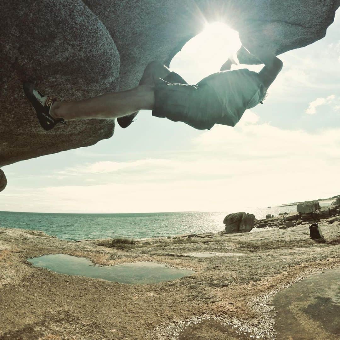 ウド・ノイマンさんのインスタグラム写真 - (ウド・ノイマンInstagram)「Soulbouldering is the Best! #brittany #bouldering #seasexandsun #fitover50 #climbing #noplacetoofar」6月13日 21時02分 - _udini_