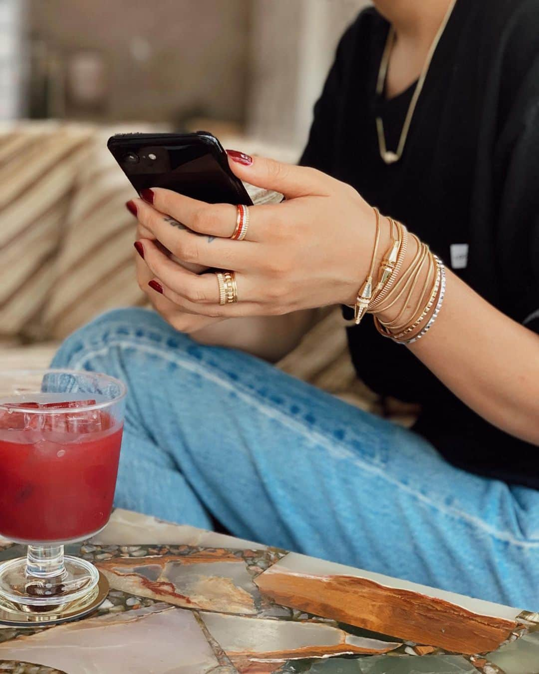 大屋夏南さんのインスタグラム写真 - (大屋夏南Instagram)「Playful jewelry #JackDeBoucheron ❤️ Which one is your favorite? 巻き方を変えるとデザイン違いのネックレスになったりブレスにもなるジャック ドゥ ブシュロンが可愛い🥺💕私は1枚目の1番長いのをチョーカーみたいにしてつけるのが好き🌟みんなはどれが好き？👀 ・ ・ #boucheron #ootd #look」6月13日 21時02分 - __kana_oya__