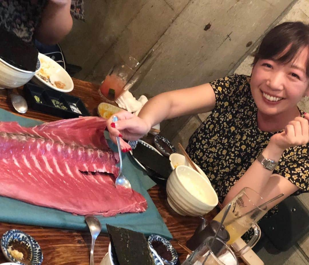 進藤やす子さんのインスタグラム写真 - (進藤やす子Instagram)「今日は #マグロマート で新刊の打ち上げ🍻 . 編集長、担当編集さん、ライターさん、デザイナーさん、私の総勢5名で中落ちを ほじほじしました笑 . 2年ぶりくらいのマグロマート、当時も予約取りにくかったけど益々困難になってるみたい。でもまた行きたいな〜🤤 . . #まぐろ #マグロ祭り #リアル目玉おやじ #マグロマート盛り  #中野グルメ #中野パトロール ←このタグ辿ったら3年前のしょっちゅう中野パトしてた私のpostがいっぱい出てきた😂」6月13日 21時05分 - yasukoshindo