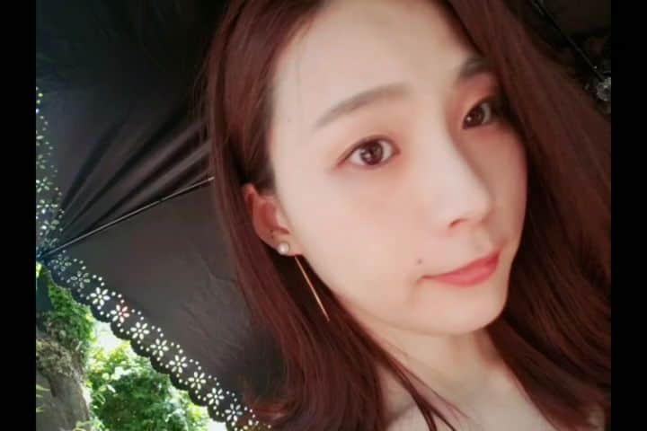 本田珠規のインスタグラム：「梅雨のなか、貴重な良いお天気でしたね☀️ . スタジオの中での撮影だったけど、 早く終わってぶらりできた～！ . スガさんのメイク @hairmakesuga 好きだなぁ。 . ナチュラルなんだけどね、 何か違うの💄 . 先週の撮影につづき早々に再会できてhappy❤ . #スタジオ撮影#日傘必須#良いお天気#ナチュラルメイク#メイクアップ#makeup#happy #アクセサリー は #お気に入り の @ydotcjewelry です✨#パールアクセサリー」