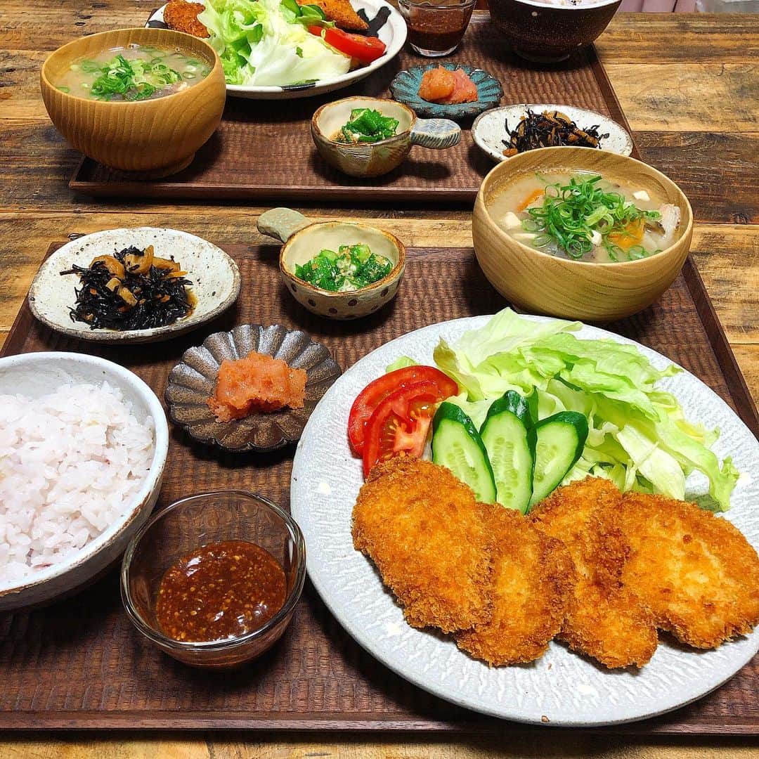 chaako ちゃあこのインスタグラム：「2019.6.13 * * 今日の晩御飯٩(๑❛ᴗ❛๑)۶ * ＊チキンカツ ＊生野菜 ＊ひじきの炒め煮 ＊オクラの胡麻和え ＊明太子 ＊豚汁 ＊雑穀米入りごはん * でした(๑´ڡ`๑) * お久しぶりです。 かなり久しぶりに晩御飯UPします(*´ｰ`*)ﾉ * ごはんは毎日作ってますが… 器は適当、たまにヤマザキ春のパン祭りの器だったり(笑)なので、UPせず… * 今日の豚汁も2日目で( ˃̶̤́ ꒳ ˂̶̤̀ ) * はなちゃん、まだまだ頑張ってくれてます。 と言うよりも、ごはんを食べてくれる様になってくれました( ˃ ⌑ ˂ഃ )本当、奇跡です。 * 最初は5月31日。 私が晩御飯作ってたら、ずっとキッチンの横から見つめてて。 * 食べないだろうと、丁度はなちゃんが好きなキャベツを切ってたので、小さく切ったキャベツを差し出したら口に入れて食べてくれて(ToT) * 前日まで全く何も口にさえ入れなかったのに、25日ぶりに食べてくれて(ToT) * キャベツ2個目をあげる時に、家族に見て欲しくて動画録りながらやったらまた食べてくれて(ToT)家族のLINEグループで送って。 * その日はキャベツを数個食べただけだったのですが、次の日は夫からさつま芋（焼き芋）を手で何度も貰って食べて。もしかしたらごはんも食べるんじゃ…って、急いで手作りごはん作ったら、お皿から食べたんです(ﾉДT)ｱｩｩ * その時の動画、載せます。 （こぼすのでシート敷いてます） * ただごはんを食べてくれるのが、こんなに嬉しいとは…私、大号泣(T_T) * それからは、食べたり食べなかったり。 今日はお昼は食べたけど、夜は食べませんでした。 * でも私達がごはん食べてたら、周りをウロウロして、何かちょうだいって「ゔ〜」って言ってたり(笑) * 朝は食べないので、薬入りの流動食をあげてます。 * 1か月前のはなちゃんを思い出すと、別犬の様に感じます。が、油断は禁物なので、しっかりと状態を見てないといけません。 * 週2、3回の点滴もかかせません。 * でも今は状態が少し落ち着いている気がするので、また少しずつ、インスタ復活しようかと思います(๑′ᴗ‵๑) * また宜しくお願いします。 * * *」