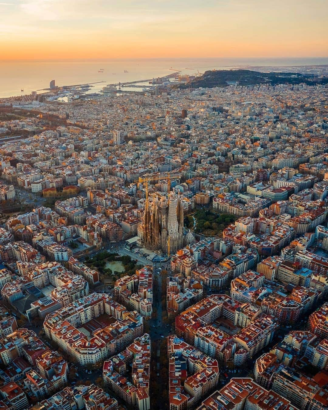 BEAUTIFUL DESTINATIONSさんのインスタグラム写真 - (BEAUTIFUL DESTINATIONSInstagram)「The architecture alone always keeps us in awe of Barcelona 😍. Have you visited the city? Let us know your favorite part! (📷: @davide.anzimanni 📍:Barcelona, #Spain)」6月13日 21時12分 - beautifuldestinations