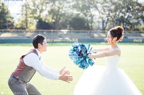 プレ花嫁の結婚式準備アプリ♡ -ウェディングニュースさんのインスタグラム写真 - (プレ花嫁の結婚式準備アプリ♡ -ウェディングニュースInstagram)「2人の思い出を前撮りに💕素敵なウェディングフォト9枚⚾️✨💕 . . ➸➸➸➸➸➸➸💒➸➸➸➸➸➸➸ 同じ式場の卒花嫁さんの 本物の料金&見積もり&写真が見れる✨ . #ウェディングニュース式場検索 👰 . アプリ： @weddingnews_editor web版： @weddingnews_concierge ➸➸➸➸➸➸➸➸➸➸➸➸➸➸➸➸ . . こちらのお写真は @lovegraph_me さんからリグラムさせていただきました🌟 フォトグラファーは @eichin1313 さんです☺️ ありがとうございました✨ . . . おふたりの思い出がつまった場所での #ウェディングフォト 💕 . 大学時代、野球部とチアリーダー部だったおふたりは思い出の球場で⚾️💕 . カバーは #プロポーズ ショット 💍✨ . 6年半の #遠距離恋愛 を乗り越えて結婚したおふたりにとって、 . 出会った頃の思い出の場所でこんな風にフォトを残せたら、思い出が積み重なってさらに素敵なものになりますよね☺️💓 . おふたりらしさを残すことができる素敵な #前撮り  です💕 . ぜひスワイプ👉🏻してチェックしてみてくださいね✨ . . . . ＼📷投稿お待ちしています／ . 花嫁はもちろん、業者さんも大歓迎✨ アナタのお写真をご紹介してもOKという方は、ぜひ #ウェディングニュース にお写真を投稿してください💕 . . ⬇︎関連アカウント⬇︎ . 💒式場検索 【 @weddingnews_concierge 】 👰マイレポ花嫁 【 @weddingnews_brides 】 . . その他、編集部からの連絡専用 @weddingnews_contact や、スタッフ個人の連絡用として @WN_xxxx（xxxは個人名）があります💕 . ………………………………………… ❤️WeddingNewsとは？ . 花嫁のリアルな”声”から生まれた 花嫁支持率No1✨スマホアプリです📱💕 . . 🌸知りたい… #結婚式準備 に役立つ記事を毎日150件配信中♩ . 🌸見たい… インスタの #ウェディング 系投稿TOP100が毎日チェックできる＊IG画像の複数ワード検索も可♩ . 🌸叶えたい… #結婚式 関連の予約サイトが大集合♩ . 🌸伝えたい… 自分の結婚式レポ『マイレポ』が簡単に作れる♩卒花嫁のレポが読める♩ . . @weddingnews_editor のURLからDLしてね✨ . . . #プレ花嫁 #結婚  #花嫁  #ウエディング  #プレ花嫁準備 #2019秋婚 #母校前撮り #フォトウェディング #ロケーションフォト #結婚写真  #新郎新婦 #青春 #カップル #恋愛 #遠距離 #カップルフォト #結婚式前撮り #プレ花嫁さんと繋がりたい #2020春婚」6月13日 21時14分 - weddingnews_editor