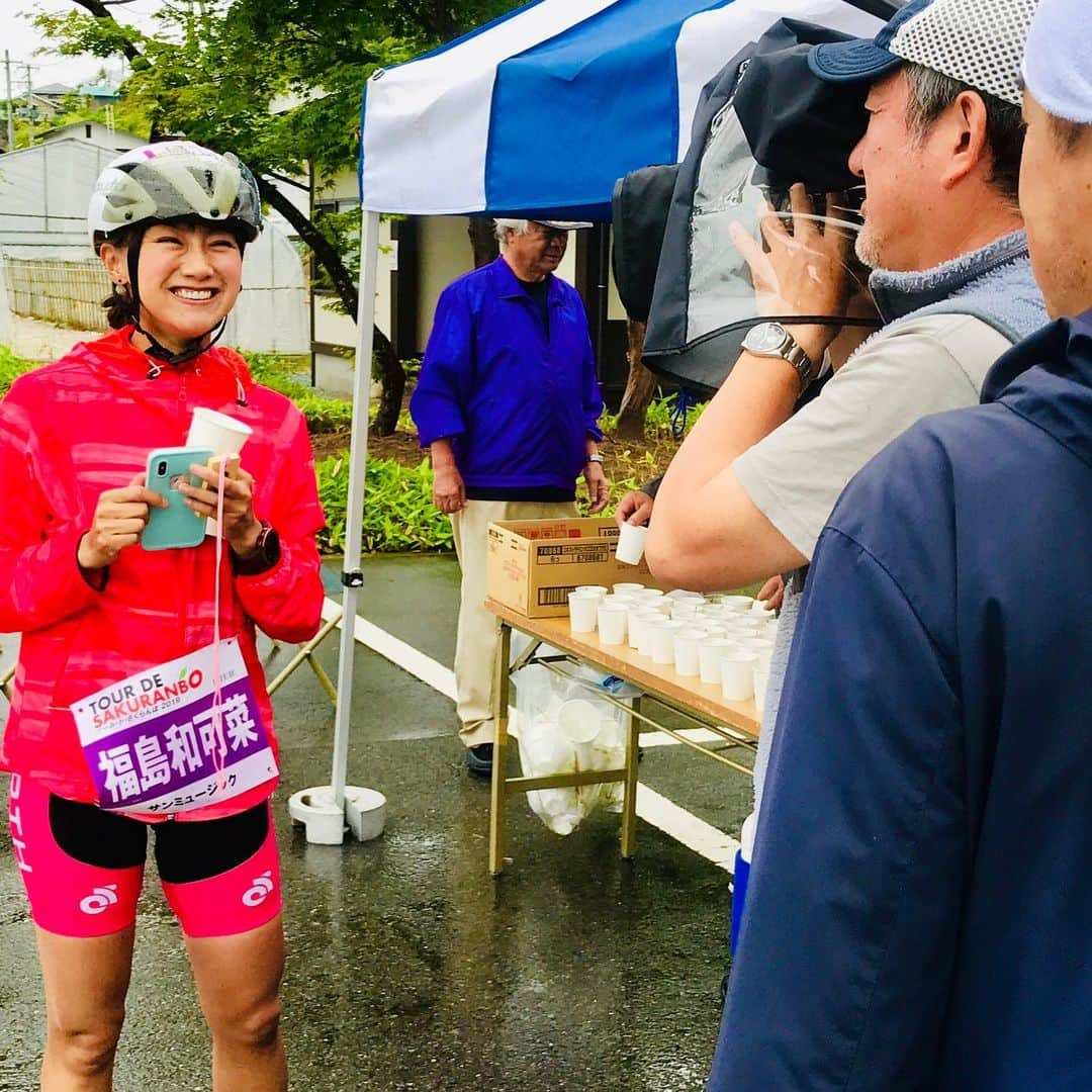 福島和可菜さんのインスタグラム写真 - (福島和可菜Instagram)「お待たせしました😆 先日参加させていただいた、 🍒ツール・ド・さくらんぼ🍒 安田大サーカス ✨団長さん 人気自転車YouTuber ✨けんたさん✨MIHO氏さん と共に、ゲストライダー🚴 ツール・ド・さくらんぼ…その名の通り、さくらんぼの名産地、山形県の寒河江市で開催‼️ コースも色々あるので、自分のレベルに合った距離などをチョイス出来ます💮  グランフォンドコース 135km ショートグランフォンドコース 110km メディオフォンドコース 60km ルーキーフォンド 35km  私は今回、ルーキーフォンドの35kmに参加✋ コチラのコースは、小学生もたくさん参加していて、自転車も様々‼️ ママチャリやBMXで走っていた方もいらっしゃいました🚴自由😎（笑） 私は、たくさんの参加者の皆様とお話しながら、  終始楽しくライド🌈 1番ビックリしたのは、途中のエイドステーションが本当に豪華な事🤤 各コースによって違うのですが、さくらんぼはもちろん、私のコースには、 玉こん 枝豆のお餅入りスープ 肉蕎麦 炭火焼き鳥(山形県の名店さらやさん) デザートなどなど‼️ 大満足💯全部美味しかったぁー🎵🎵🎵 天候は雨で、ちょっと寒かったですが（笑） 笑顔弾ける大会😁 時間とかを競う訳ではないし、距離も様々なので、どんな方でも気軽に、それぞれが楽しめるイベント🎊 次回は、もうちょっと長い距離で、晴れの山形を味わってみたいなぁ…😆 参加された皆様、お疲れ様でした☀️ 大会関係者の皆様、ボランティアの皆様、素敵な大会をありがとうございました ☀️ #リピーター #ツール・ド・さくらんぼ #山形県 #ツーリング #bike #ピナレロ #pinarero #愛車 #エイドステーション #豪華過ぎ #さくらんぼ #焼き鳥 #また参加したい #長い距離も走りたい #自転車 #山形県 #寒河江市 #本当に #ありがとう #🚲 #🚴‍♂️ #🍒 #🤤 #👍」6月13日 21時15分 - fukushimawakana