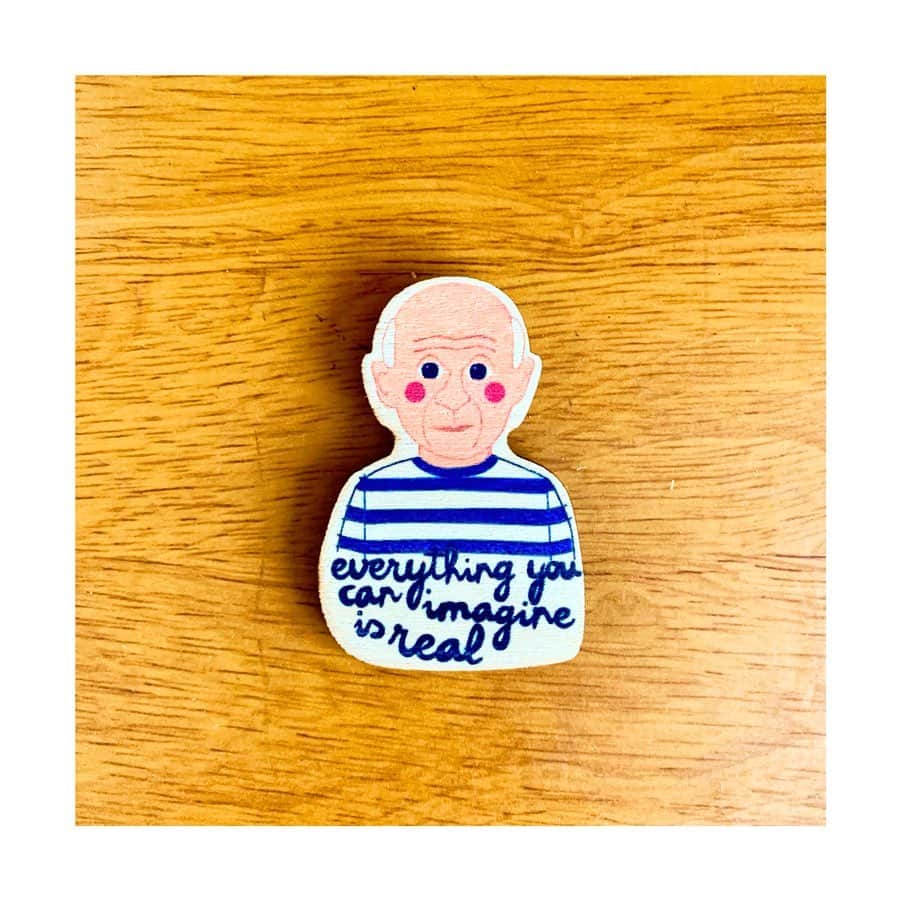 のインスタグラム：「〜Father's 60th Birth day🎉〜  先週末は 小林家勢揃いでパパの還暦祝いディナーでした🍽🙋🏻‍♂️✨  誕生日当日は この日のためにスペインで奮発して買ってきた ワインをデキャンタージュしようと思い オープナーを刺すもコルクがスーパーハードでどーにも引き抜けないというハプニング🍾笑  やむなし このままあげたら あげた瞬間 ソッコー引き抜いてたので 60歳、少なくとも私よりはパワー全開 元気そうです💪🏻🕺🏻  数年前から ちまちまと部品を集め、エンジンから組み立て始めた "紅号"という真っ赤なバイクも無事還暦前に完成したようなので、 そのうち乗り回し始めることでしょう🏍💨  #KOBAYASHIfamily #バルセロナで買ったおじいちゃんにそっくりのマグネット #たぶんピカソ #プライベート保護のために口ヒゲ付けときまーす #私は誕生でもないのにタスキして #翌日も大会だというのに #ひたすらハイボール飲んで #海老チリ頬張ってただけ🦐 #全員赤い服という嫌がらせ #全然赤いちゃんちゃんこ映えない #ババロア好きのパパに #抹茶ババロア作ってみました #デコレーションがハイセンス #還暦」