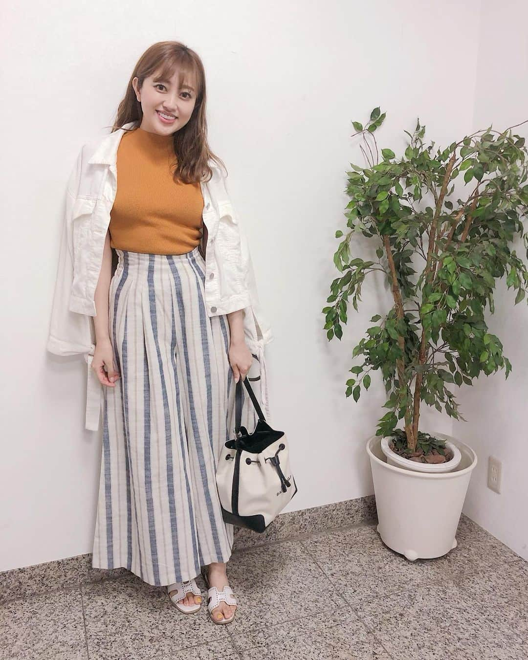 菊地亜美さんのインスタグラム写真 - (菊地亜美Instagram)「. ある日の私服。 一日仕事の時は家と仕事場の行き来だけなので楽な格好🤭🧡 やっぱり梅雨苦手🤮豪雨だったりいきなり晴れてあったかくなったり。。 北海道出身だと、梅雨がないから未だに慣れなくて6月が梅雨ってこと忘れちゃう😧 . #ストライプリラックスワイドパンツ …@titivatejp  #ootd #coodinate #titivate #titivatestyle #ティティベイト」6月13日 21時15分 - amikikuchi0905