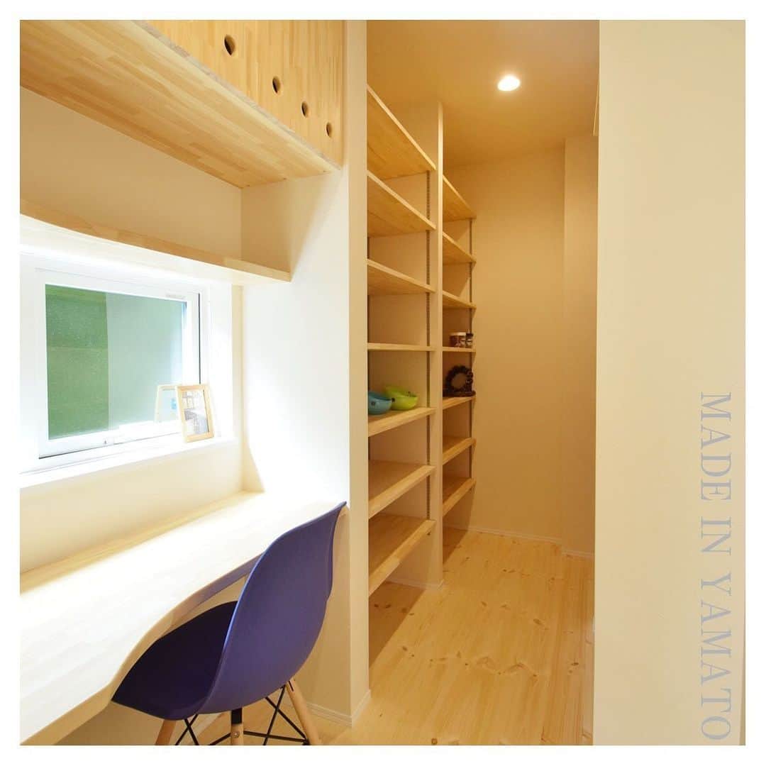 YAMATOの家さんのインスタグラム写真 - (YAMATOの家Instagram)「. . ママのために作ったママスペース♪ キッチンからアプローチ。 カウンターでちょっとゆっくり読書したり、パントリーのストックを確認したりと、ママのためだけに作った贅沢なお部屋です♪ . MADE IN YAMATO MADE IN YAMATO . . #yamatoの家 #パントリー #家事室 #ママ #ママだけ #マイホーム記録 #御殿場 #小山町 #設計事務所 #マイホーム #注文住宅 #デザイン #新築 #家 #インテリア #住宅 #建築 #ナチュラル #設計士 #自然素材」6月13日 21時16分 - yamato_house