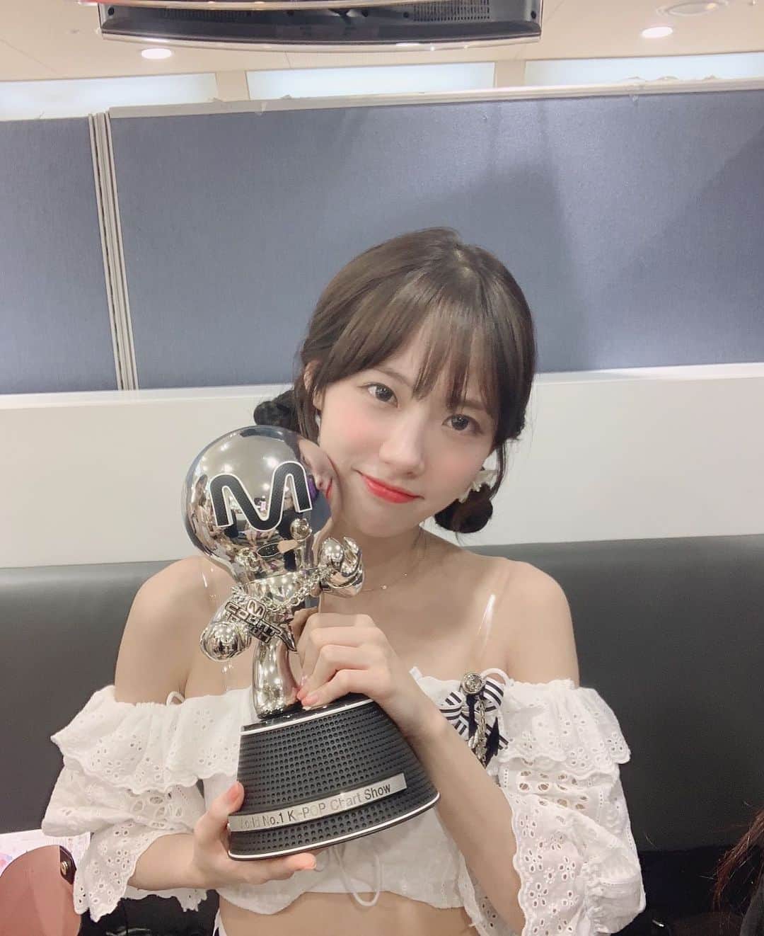 宇宙少女さんのインスタグラム写真 - (宇宙少女Instagram)「첫 엠카 1위!!🏆 🏆  지금의 우주소녀가 있기까지 많은 도움주신 스타쉽식구들 스탭분들 다 너무너무 감사해요ㅜㅜ평소 표현을 잘 못해서 그렇지 너무너무 감사하고 또 감사해요ㅜㅜ이렇게 이야기 할 수 있어서 너무 행복합니다!!!!우정들이 안겨준 이 트로피 잊지않고 더더더더!!!! 대견한 우주소녀 될 수 있게, 우주소녀 믿고 따라갈 수 있게! 노력할게요  계속 이렇게 함께 해줘요 우정😢 #우주스타그램 #우주소녀 #루다」6月13日 21時25分 - wjsn_cosmic