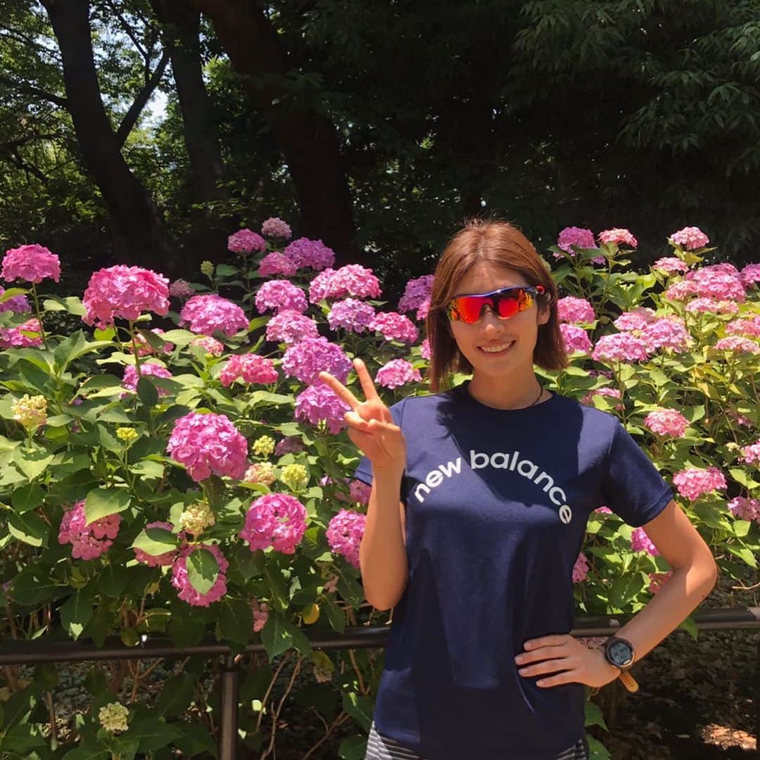 西谷綾子のインスタグラム：「✴︎ #newbalance ウェア♪ ネイビー&シンプルで可愛い💓 ・ 6月から仕事前の朝Run⏰出来る日は🏃‍♀️ 昨日は10km。今日は25km。 ・ のんびりゆったり走った後、バタバタだけどねっ😂👏40分以内で仕事に行く準備‼︎👗👠💫 ・ 欠かさずアミノアシッドプロテインを飲むっ！シャワー後、メタックスローションを塗るのはルーティン😻 ・ #紫陽花 #梅雨 #日焼けしてきた #お肌のケア #しっかり #紫外線対策  #週末のお天気が心配  #ニューバランス #ファイテン #ソッキング #足王 #パワープロダクション #glico #running #run #tokyo #june #runninggirl #running #phiten #enjoy #happy #active」