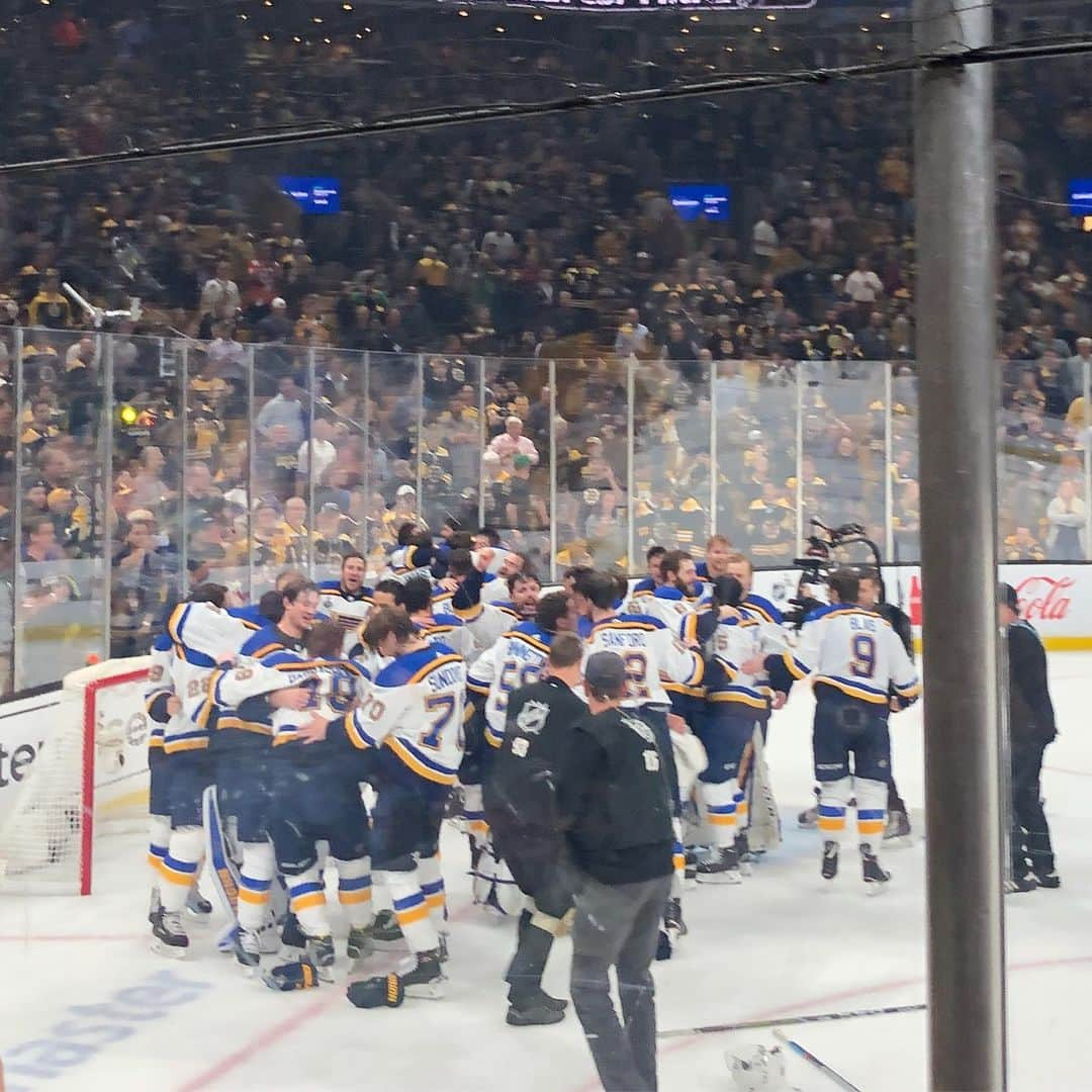 アンディー・コーエンさんのインスタグラム写真 - (アンディー・コーエンInstagram)「LET’S GO BLUES!!!!! Game 7, Stanley Cup. Still floating. PLAY GLORIA.」6月13日 21時26分 - bravoandy