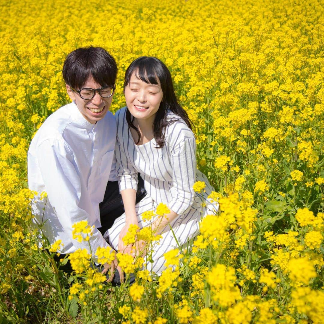 The Sally Garden（ザ サリィガーデン）さんのインスタグラム写真 - (The Sally Garden（ザ サリィガーデン）Instagram)「. . . . . . . . . . たくさんの菜の花に囲まれたロケーションでの前撮りは、ナチュラルな雰囲気が好きなお二人らしく、#カジュアルフォト に🌿📸 . . . . . . . . . -----おすすめフェア情報----- 【6月16日(日)★人気No.1フェア】 ガーデン×貸切邸宅×絶品試食×最新トレンド紹介 ------------------------------ 今回はなんと 無料試食に加え、 「何から始めればいいかわからない」 そんな二人に、経験豊富なスタッフが 海外のトレンドやサリィガーデンの結婚式を実例でご紹介します！ . . きっと“ふたりらしさのヒント”が見つかるフェアです♩ . 詳しくはプロフィールのHPから!! ------------------------------ . 公式ホームページは @the_sally_garden のURLから✴︎ ☞http://sally-garden.jp/ ． ・。*・。*・。*・。*・。*・。*・。*・。*・ . @the_sally_garden をフォローして 『#ザサリィガーデン』をつけて お写真を投稿してみてください＊⑅。 こちらの公式IGで写真がリグラムされるかも♩ . ・。*・。*・。*・。*・。*・。*・。*・。*・ #ロケーションフォト #フォトウェディング #ウェディングフォト #東京カメラ部 #結婚式レポ #ウェディングフォトグラファー #結婚式撮影  #前撮り #後撮り  #ザサリィガーデン #gardenwedding #naturalwedding #wedding #bridal #花嫁diy #結婚式diy#結婚式準備 #ラスティックウェディング #オリジナルウェディング #卒花嫁 #プレ花嫁 #結婚準備 #栃木 #足利 #2020春婚 #2019夏婚 #2019秋婚 #2019冬婚」6月13日 21時19分 - the_sally_garden