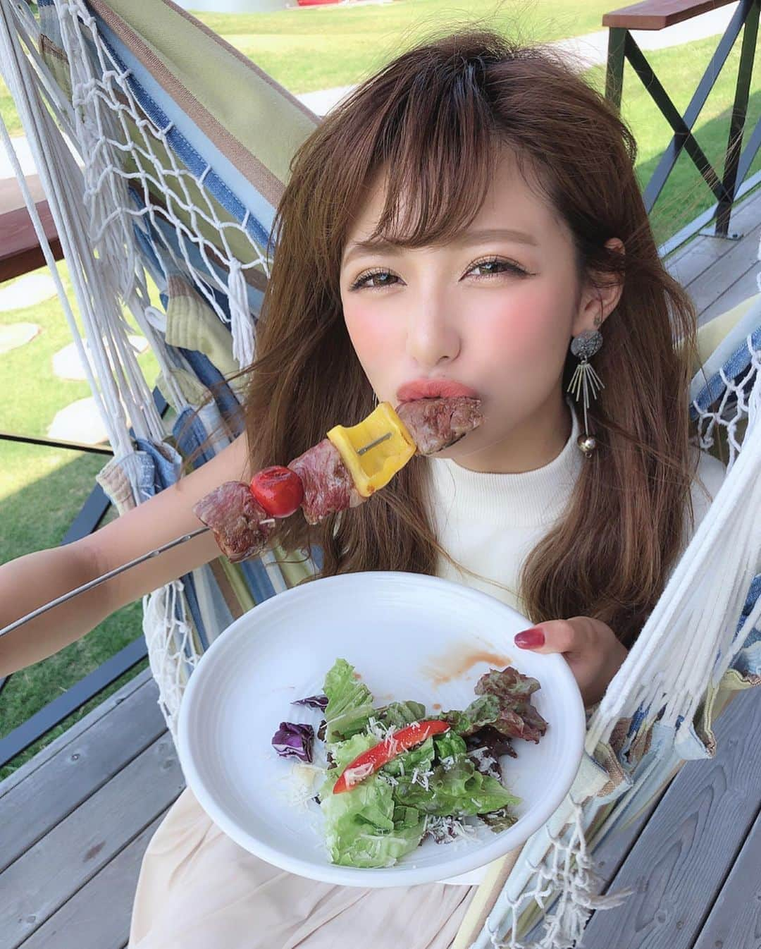 伊藤実祐さんのインスタグラム写真 - (伊藤実祐Instagram)「. . #はっぴーあいすくりーむ 旅行 2日目に行ったのは @glampelement 🌳❤︎ . こちらも滋賀にあるグランピング施設やねんけど 360℃どことっても、映え！映えでしかない😍 . このお洒落なお料理も、1棟に1人スタッフさんが ついてくれて全部用意してくれるねん💓 ほんで味もめっちゃ美味しいとゆう... 🙊🍴 . 食べて、清水翔太聴きながらお昼寝して#最高 カヌー🛶したり、結婚について語ったり... 😌 . めっちゃ贅沢な女子旅した💓 . . 4人で撮ったまともな写真がないのが残念😭 . . @128yukinco @kyana228m @yoneyamahiyori . まじで大好き。いつもありがとう。 . 毎日レベルで、今もずっとLINEしてるねんけど ほんまに声出して涙流してもぅ笑いが止まらんww . wwwww 🦲" . . はっぴーあいすくりーむ で過ごす今年の夏が もう楽しみでしかない\(◡̈)/🌈🌻💓♥️ !! . . #glampelement #滋賀県 #滋賀 #グランピング #旅行 #女子旅 #はっぴーあいすくりーむ #おしゃれBBQ #おしゃピク #メイク #カラコン #マツエク #TOKYOcreatist #instalove #伊藤実祐 #いとうみゆ #みゆちゃい . . 左目が3日前からまたずっと痙攣してる。🤨🤨🤨💦 .」6月13日 21時19分 - miyu.61