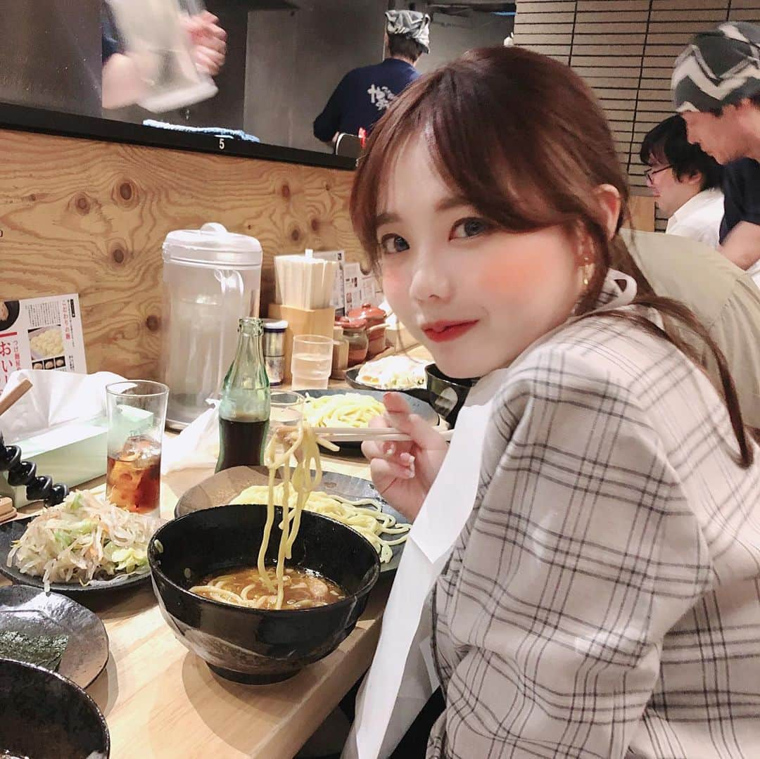 ホン・ヨンギさんのインスタグラム写真 - (ホン・ヨンギInstagram)「#영기맛집 #영기와도쿄 🇯🇵 ⠀⠀⠀ 여러분 ! 도쿄에가면 꼭 먹어야하는 음식 #츠케멘 소개해드립니다,, 츠케멘은 면을 국물(?) 육수(?)에 찍어 먹는건데 김에싸서 먹으면 정말 핵존맛이에요 😭👏🏻👏🏻 꼭 매운맛으로 드시고 차가운면으로 선택해주세요!! 그리고 면의 양도 선택할 수 있으니 중간정도로 시켜드시면 됩니다 💪🏻🔥 (`・ω・́) ⠀⠀⠀ 가게이름은 #야스베츠케멘 입니다 🙌🏻🙌🏻 ⠀⠀⠀」6月13日 21時20分 - kisy0729