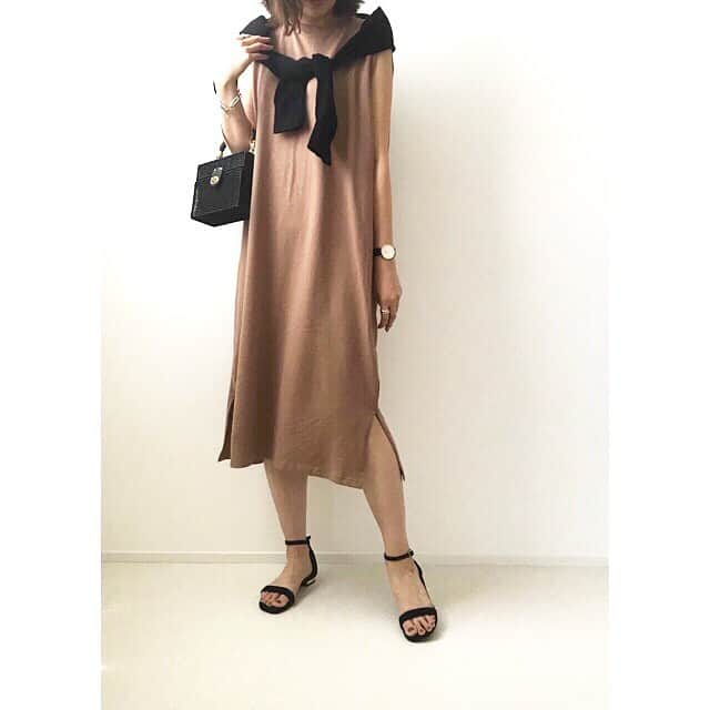 minminmaaaさんのインスタグラム写真 - (minminmaaaInstagram)「・ ・ GU購入品🌟 #iラインワンピース ・ 梅雨寒でなかなか着れなくてやっと😊💓 きれいめとカジュアルで着回し👗 ・ ・ ワンピース @gu_for_all_  カーディガン @gu_global  キャップ @agnesb_officiel  バッグ @thenorthface  @zara  時計 @danielwellington  サンダル @tkees  @converse_jp ・ ・ ・ サイズなど詳細はblogに書きます📝 ・ ・ ・ #ママコーデ #ママファッション #プチプラコーデ#シンプルコーデ#コーディネート#着回しコーデ #大人カジュアル#お洒落さんと繋がりたい #locari #mamagirl  #uniqlo#gu#gumania #ザラ#ザラジョ #gu_for_all #ユニクロ#tkees #thenorthface」6月13日 21時20分 - minminmaaa