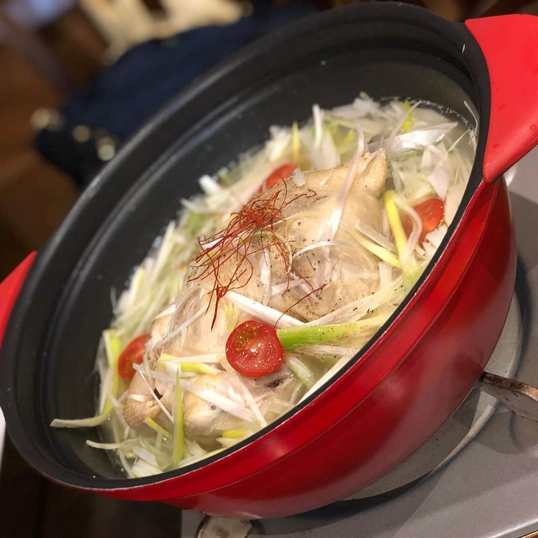 七瀬さくらさんのインスタグラム写真 - (七瀬さくらInstagram)「東京都 十条「蹴作」さん に夜ご飯食べに行ってきました🌃🌙*ﾟ @ss.kim11 . とにかく最高すぎる。 最高すぎて教えたくない。 お店がいい感じの広さなので混んだらもう入れないから人気出て入れなくなったら困る。 でも人気出て欲しいジレンマ。  タッカンマリ生まれて初めて食べたけど、ここのはハサミを使わず骨をサラリと取るだけで食べられる🥰 トマトの彩りで写真映えまで気遣われてるのがありがたいです……🍅 ネギだらけでネギ好きの私最高にテンション上がった🙋‍♀️🌸 お通しの豆腐とモヤシのナムルが美味しすぎたし、ガリトマト最高すぎる。#杏仁豆腐 も手作りで最高、、、もう、、、最高。  そして接客が過去見てきた中でも1番ってくらい、もう銀座の高い店よりいい接客だった。 奥様仕事出来すぎでは？？？ あんな先回りして笑顔でテキパキ仕事できる人気持ち良すぎる🥰🥰🥰❤️❤️❤️ ぜひみんなに行って欲しい！！ まじで！マジで！☝️☝️🥳 あと十条の商店街安すぎてマジでびっくりしたから住みたい。  #十条グルメ #十条居酒屋 #タッカンマリ #十条韓国料理 #蹴作 #韓国料理 #十条銀座商店街 #隠れ家 #サムギョプサル #pr #コラボベース」6月13日 21時21分 - 739ra