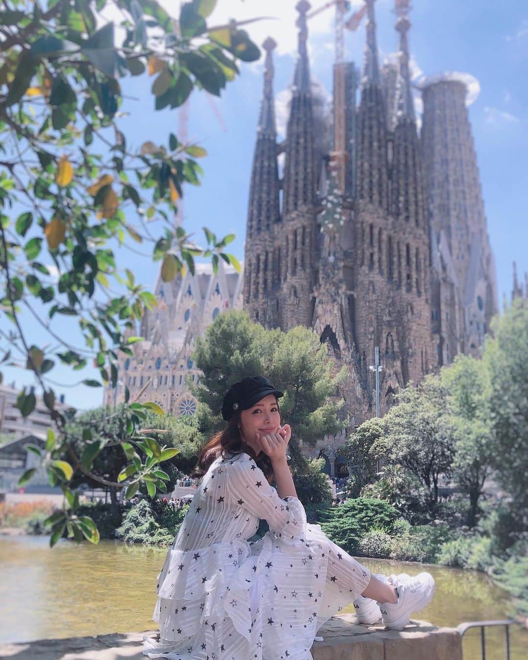 宇水遥佳さんのインスタグラム写真 - (宇水遥佳Instagram)「. どこを切り取っても画になるスペイン🇪🇸 歴史ある建造物が素敵でお散歩してるだけで楽しい🤤 観光も一日できたし大満喫させていただきました✨ . いつも海外はお気に入りの場所をリピして しまいがちですが←韓国などw まだまだ行ったことのない場所に 溢れているなぁと改めて🤭 国内外限らず新しい景色を見たいなと思いました✨ 世界は広いし知らないことだらけなので 今度は行ったことのない場所へ行ってみようかな🥰 . 嬉しいご報告もあるので、また時期が来たら ご報告させてください😌 . Gracias! Barcelona🇪🇸 . #スペイン #スペイン旅行 #バルセロナ旅行 #サグラダファミリア #サクラダファミリア #旅行 #タビジョ  #たびすたぐらむ  #旅ガール  #旅行好きな人と繋がりたい  #spain #Barcelona #sagradafamilia」6月13日 21時21分 - haruka._.usui