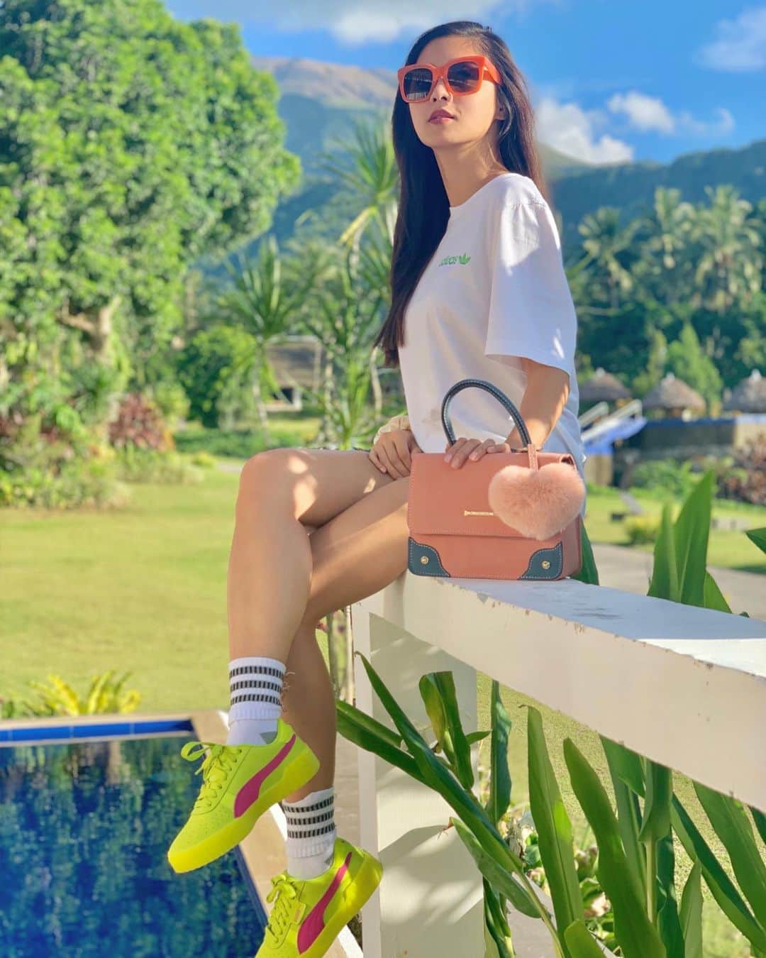 Kim Chiuさんのインスタグラム写真 - (Kim ChiuInstagram)「In love with nature. 😍 I remember jasper,ca feels in this place in casiguran, sorsogon!!!😍 fresh air, trees, water, food and no signal is equivalent to QT time for yourself!!! ❤️ . . . plus I’m into tiny bags lately, good thing this cute yet big enough to fit my handy stuff hand bag from @belladonnabags is keeping me company and not to mention the cute furry accent piece! that comes with it!!!💗💗💗」6月13日 21時21分 - chinitaprincess