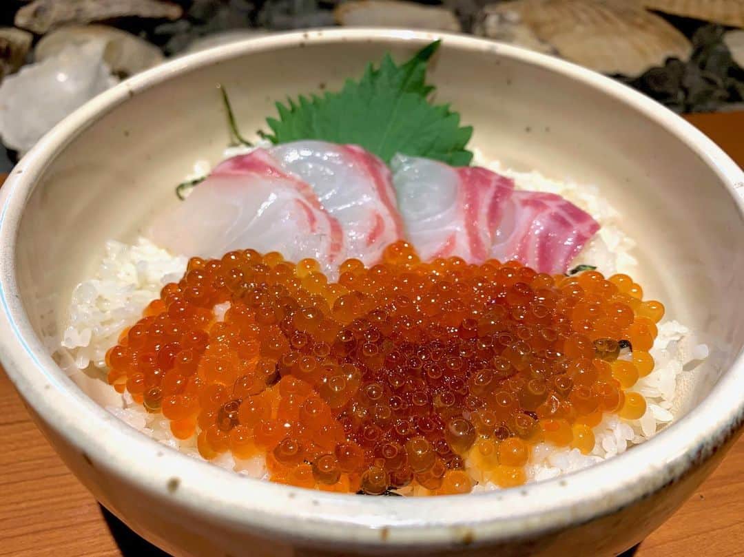 のインスタグラム：「毎度おおきに〜〜❗️❗️❗️ 知床漁場枚方店です✨  本日ご紹介するのは、 コースの〆になる紅白海鮮丼です🐟🐟✨ 紅はイクラ、白が鯛です！！！ ※コースによって内容は異なります 是非コースでのご予約もお待ちしております🍻  明日もスタッフ一同心よりお待ちしております💁🏼‍♀️💁🏽‍♂️ #知床漁場 #枚方 #居酒屋 #駅近 #飲み放題コース #海鮮居酒屋 #飲み放題 #イクラ #タイ #海鮮丼」