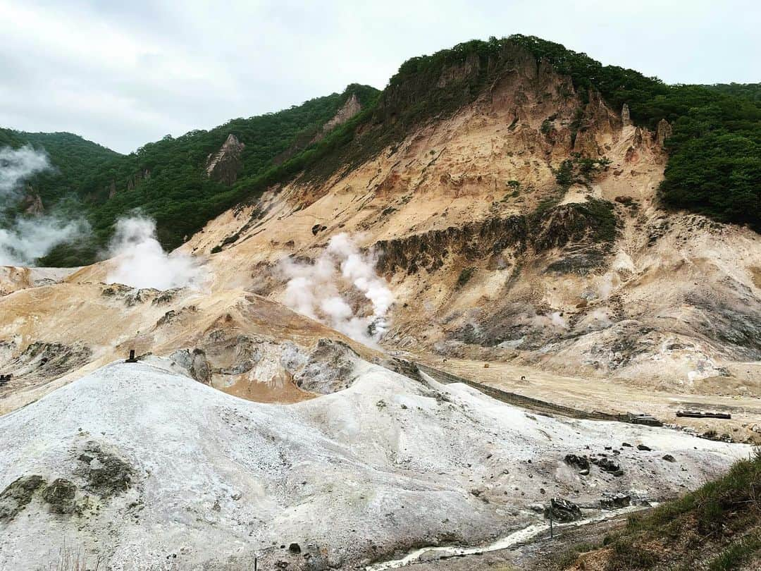 善し さんのインスタグラム写真 - (善し Instagram)「北海道登別地獄谷。  鬼の花火すげえ。  #贅沢ソムリエ #登別温泉 #鬼 #地獄谷」6月13日 21時23分 - cowcow44