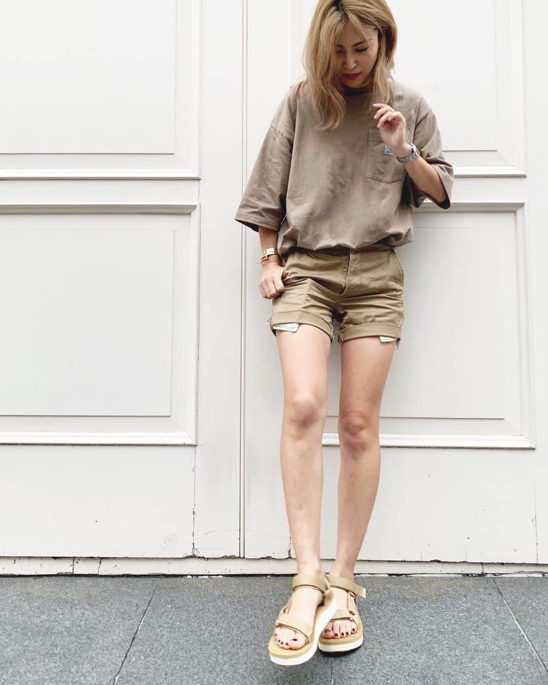 月本えりさんのインスタグラム写真 - (月本えりInstagram)「全身を同じトーンの色で合わせるの好き♡♡♡ 夕方寒くて足の色おかしいw😂 #fashion #ootd #outfit #beige #nudecolor #carhartt #shorts #teva #テバ #flatformuniversal #mensfashion #vintage #style #sandals #ericore」6月13日 21時24分 - eritsukimoto
