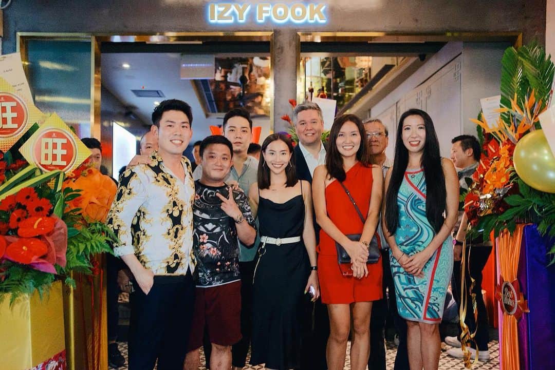 ソニアのインスタグラム：「So... I’ve been waiting to announce this. I’ve teamed up with some very capable partners to open @izyfook!!! 🥳  This is my first F&B venture. I’m excited, yet nervous - but THRILLED. You know how particular I am when it comes to food, drinks and hangout spots. Months of planning and refining have come down to this. Expect delicious local favourites paired with killaaaa cocktails and sake. 🍶  I’ll be there as much as I can, so be sure to pop by and DM me if you intend to! I really hope you’ll support and like IZY FOOK (一起福) as much as I do ♥️ . Follow us @izyfook @izyfook @izyfook 👽 We are located at 27 club street, available for both lunch and dinner/drinks into the night! Keep an eye on this space for more photos and promotions.  #food #singapore #singaporefood #nightlife #izyfook」
