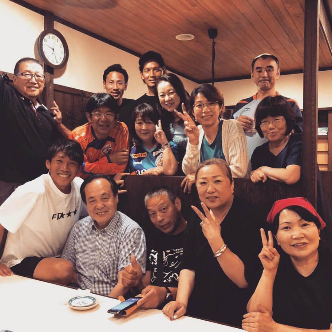 金山隼樹さんのインスタグラム写真 - (金山隼樹Instagram)「31歳になりました！ 沢山の方に祝ってもらい、まさかこの歳でこんな幸せな誕生日を迎えれる事ができるなんて想像もしていませんでした。 僕がここまで来れたのは人との出会いや繋がりであって、嬉しい時、辛い時、苦しい時どんな時でもみんなが居てくれたからだと思ってます。 これからも人との繋がりを大事に笑顔でまだまだ突っ走って行こうと思います！ 本当にありがとうございました！ #家族 #感謝 #出会い」6月13日 21時34分 - junki_13_kanayama