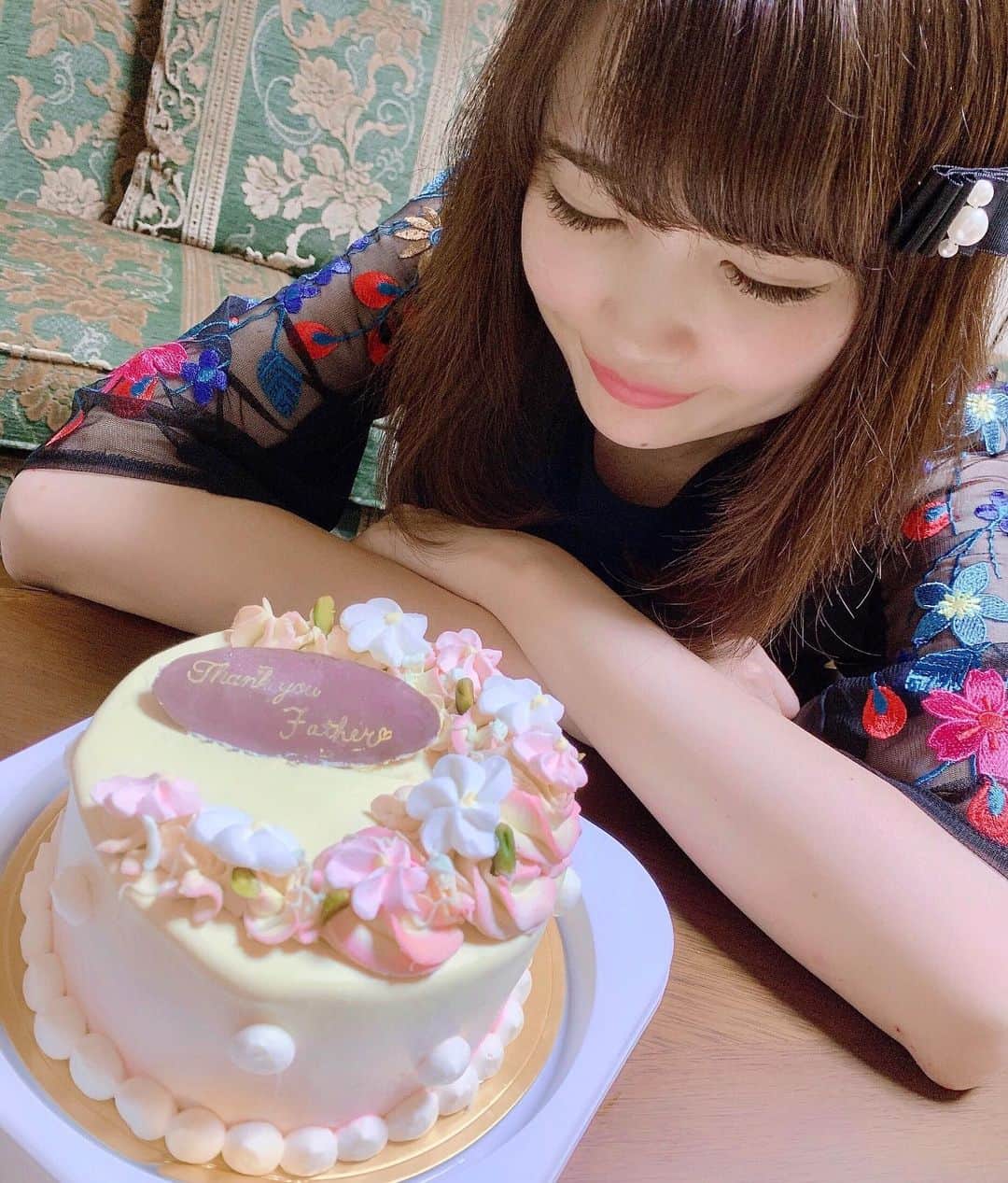 のインスタグラム：「🎂💕﻿ ﻿ まさかのインスタ6日ぶりの更新！😂💦﻿ その理由は後ほど🤚﻿ ﻿ ﻿ 今週末の日曜日は父の日🙋‍♂️﻿ ということで！﻿ ﻿ Thank you fatherケーキ🎂💕﻿ ﻿ @anniversary.cake.sugar のケーキを﻿ ネットで予約して、﻿ 名古屋の実家に届けてもらったの🎵﻿ とっても可愛くてフォトジェニックなケーキ❤️🎂﻿ ﻿ 東京住みのわたしは、﻿ ホールケーキを実家に持って帰るって大変だから﻿ 名古屋に届けてくれるのも嬉しいし安心✨﻿ お祝いごとにぴったりな華やかなケーキ色々あるから﻿ ぜひアカウントや通販ページ見てみてね😊﻿ ﻿ ちなみにチョコプレートは自分で﻿ 好きな文字が書けるよー🎵😋﻿ お父さんや家族に喜んでもらえてよかった❤️﻿ お父さんいつもありがとう❤️❤️👔﻿ ﻿ ﻿ ﻿ ストーリーに書いたけど、上海から帰国後、﻿ 体調を崩して寝込んじゃってまだ実家療養中…🛌﻿ ってことで更新あいちゃいました😭﻿ 早く回復してアップしたい写真いっぱいー！﻿ ﻿ ﻿ #decorationcake#デコレーションケーキ#誕生日ケーキ#ウェディングケーキ#ショートケーキ#インスタ映え#birthdaycake#weddingcake#anniversary#アニバーサリー#父の日#父の日ケーキ」