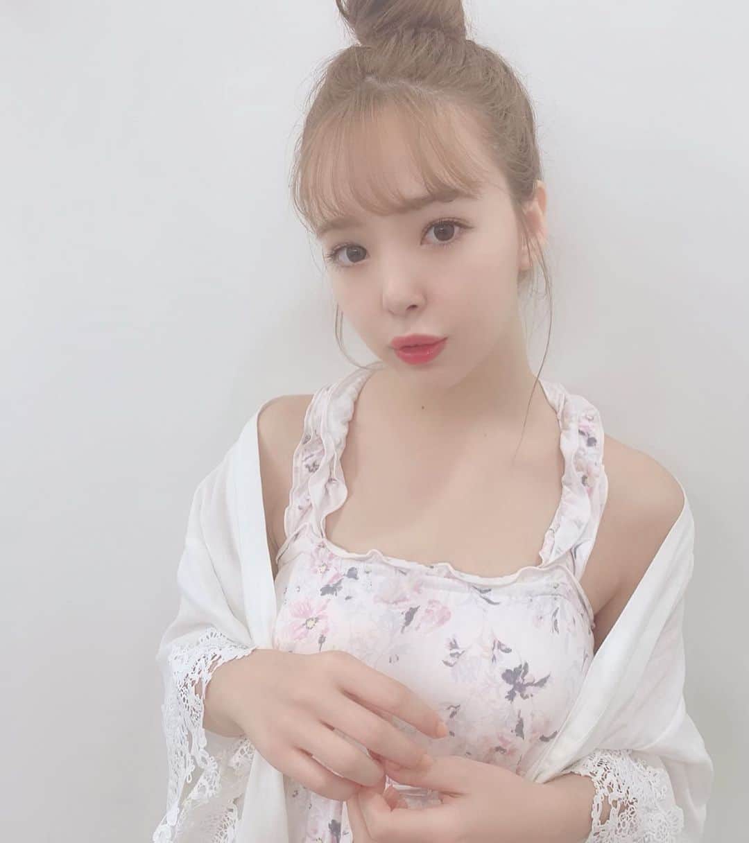 高橋有紀のインスタグラム：「かわいい〜！！ お仕事でパジャマにお団子にしたよかわいかった🥰 このにこるんプロデュースのカラコンも良い🥺」