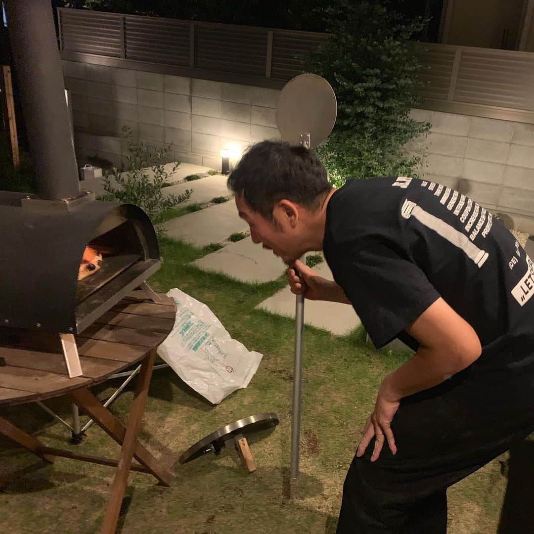 川辺ヒロシさんのインスタグラム写真 - (川辺ヒロシInstagram)「REC終わりでKENTがピザ焼いてくれた。笑っちゃうほど美味い。いつの間にこんな技を... #galarude」6月13日 21時28分 - firoshi1